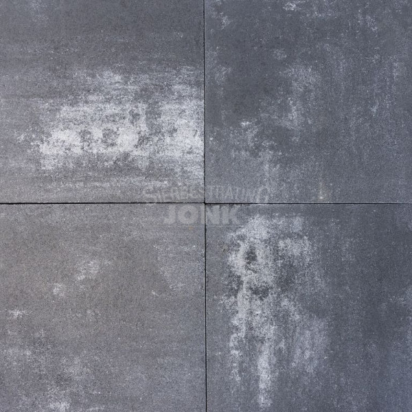 <p><strong>Restpartij Almere circa: 130m2 Geostretto plus 60x60x4 cm Amalfi</strong></p><p><strong>Via Vincenzo</strong></p><p>Via Vincenzo combineert de goede eigenschappen van beton en natuursteen: sterk en maatvast als beton, mooi en kleurecht als natuursteen. De toplaag houdt tot in lengte van jaren een fraaie kleur. Door toevoeging van een speciaal glinsterzand in het oppervlak ontstaat een karakteristiek ogend, licht veredeld kristaleffect. Door het subtiele gebruik van deze speciale, glinsterende deeltjes hebben de tegels een buitengewone en niet te evenaren charme.</p><p><strong>Oppervlakbehandeling</strong></p><p>De kwaliteitstegels zijn met een exclusieve, transparante bescherming afgewerkt. Deze Protection Plus factor 30 beschermt de tegels tegen vervuiling en verontreiniging. Tijdens productie van de tegels wordt er een transparante dubbele beschermlaag aangebracht, zodat de poriën van de toplaag praktisch gesloten worden. Dit gebeurt direct na productie. Na 24 uur wordt er over de toplaag nog een beschermlaag aangebracht, waardoor de tegel nog beter verdicht is en de kleur nog beter tot uiting komt.<br />Vervuiling hou je in weer en wind natuurlijk nooit tegen. Protection plus factor 30 maakt dat het schoonmaken een stuk minder vervelend en tijdrovend wordt. Vlekken zijn gemakkelijker te verwijderen omdat vloeistoffen op het oppervlak blijven staan en niet in de steen dringen. Als een schild houdt de behandelde tegel diverse vloeistoffen tegen. Belangrijk: organisch vuil (bijvoorbeeld bladeren en vogelpoep) op de tegels dien je frequent te verwijderen. Zelfs al is de tegel zo goed beschermd, er zal vlekvorming ontstaan als je niet met regelmaat organisch vuil van de tegels verwijderd.</p>