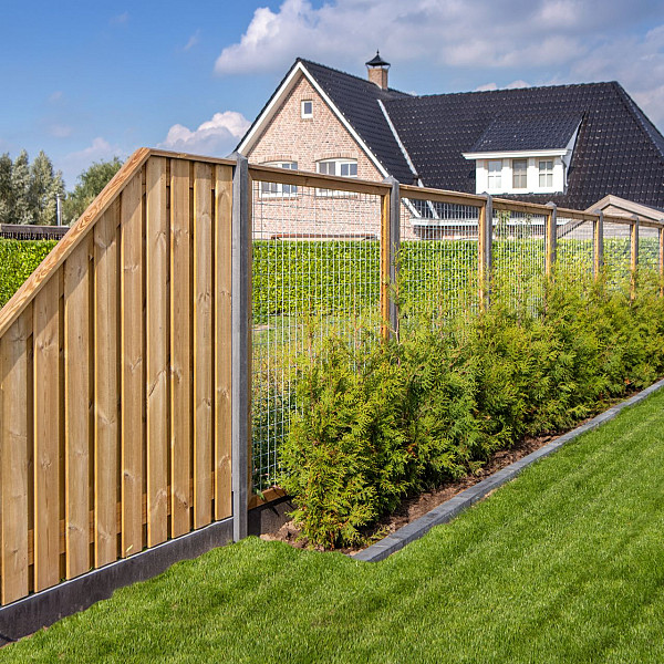 <h1><strong>Gaaselement met kader</strong></h1><p>Enkele toepassingen van een gaaselement met kader in de tuin:</p><ol>	<li>	<p><strong>Klimhulp voor planten:</strong> Je kunt een gaaselement met kader gebruiken als klimsteun voor klimplanten zoals erwten, bonen, komkommers of klimrozen. Dit biedt de planten ondersteuning terwijl ze omhoog groeien.</p>	</li>	<li>	<p><strong>Tomatenkooi:</strong> Een gaaselement met kader kan worden gebruikt als tomatenkooi om tomatenplanten te ondersteunen en te geleiden terwijl ze groeien. Dit voorkomt dat de planten over de grond hangen en beschermt ze tegen ziekten.</p>	</li>	<li>	<p><strong>Bescherming tegen dieren:</strong> Als je tuin gevoelig is voor dieren zoals konijnen, vogels of knaagdieren, kun je een gaaselement met kader gebruiken om je gewassen te beschermen. Plaats het gaaselement rond de tuinbedden of groentebedden om ongewenste dieren buiten te houden.</p>	</li>	<li>	<p><strong>Compostbak:</strong> Je kunt een gaaselement met kader gebruiken om een compostbak te maken. Hiermee kun je organisch materiaal composteren terwijl je het beschermt tegen dieren.</p>	</li>	<li>	<p><strong>Tuinscherm:</strong> Gebruik een gaaselement met kader als een decoratief tuinscherm om bepaalde gebieden in je tuin af te bakenen of om privacy te creëren. Dit kan vooral nuttig zijn als je een open tuin hebt en wat afscherming wilt toevoegen.</p>	</li></ol><h2> </h2><h2>Productbeschrijving</h2><p>Afwerking: Gegalvaniseerd</p><p>Behandeling: Geïmpregneerd</p><p>Houtsoort: Grenen</p><p>Materiaal: Hout, metaal</p><p>Vorm: Vierkant</p><p>Breedte: 180 cm.</p><p>Hoogte: 180 cm.</p><p>Maaswijdte: 7,50 cm.</p><p>Dikte draad: 3,80 mm</p><p>Houten kader: Ja</p><p>Afmeting kader diepte: 4,5 cm.</p><p>Afmeting kader breedte: 7,0 cm.</p>