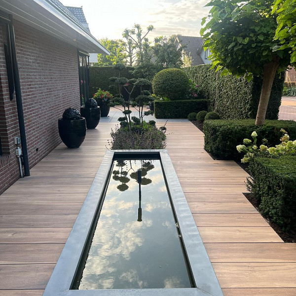 <p><strong>GeoCeramica Mensola</strong></p><p>Deze fraaie houtlook laat zich bijzonder goed complimenteren met diens omgeving. De combinatie met struiken, groene borders en planten is bijzonder mooi. Juist een contrastmuur of vlak steekt ook heel mooi af. Een veelzijdige alleskunner die een bijzonder fraai resultaat gaat geven voor je buitenruimte.</p><p><strong>Welkom bij Sierbestrating Jonk - Dé Specialist in Keramische Tegels met Houtlook voor Buiten</strong></p><p>Ontdek de perfecte combinatie van natuurlijke schoonheid en duurzaamheid met onze exclusieve collectie keramische tegels voor tuin en terras. Bij Sierbestrating Jonk geloven we dat buitenruimtes niet alleen functioneel moeten zijn, maar ook een verlengstuk van uw persoonlijke stijl en levensstijl. Onze keramische tegels met houtlook zijn de ideale keuze voor wie de warmte van hout wil combineren met de voordelen van duurzaam keramiek.</p><p><strong>Waarom Kiezen voor Keramische Tegels met Houtlook?</strong></p><p><em>1. Duurzaamheid:</em> Onze keramische tegels zijn bestand tegen alle weersomstandigheden, vervagen niet in de zon en zijn slijtvast. Ze behouden hun schoonheid door de seizoenen heen.</p><p><em>2. Onderhoudsvriendelijk:</em> Vergeet het constante onderhoud dat bij echt hout hoort. Onze tegels vereisen minimaal onderhoud en behouden hun oorspronkelijke uitstraling zonder dat u zich zorgen hoeft te maken over schuren of oliën.</p><p><em>3. Natuurlijke Uitstraling:</em> Dankzij geavanceerde technologie repliceren onze keramische tegels de warme en authentieke uitstraling van echt hout tot in de kleinste details. Geniet van de natuurlijke schoonheid zonder concessies te doen aan prestaties.</p><p><strong>Ontdek Onze Collectie:</strong></p><p><em>1. Houtsoorten:</em> Van klassiek eiken tot exotisch larixhout, onze collectie biedt een scala aan houtsoorten om aan verschillende smaken en stijlen te voldoen.</p><p><em>2. Afmetingen en Vormen:</em> Kies uit diverse formaten en vormen om een uniek patroon te creëren dat perfect aansluit bij uw buitenruimte.</p><p><em>3. Accessoires:</em> Maak uw buitenruimte compleet met bijpassende accessoires, zoals traptreden en afwerkranden, voor een naadloze integratie van uw nieuwe vloer.</p><p>Bij Sierbestrating Jonk streven we ernaar om uw buitenleven te verrijken met hoogwaardige keramische tegels met houtlook. Ontdek de eindeloze mogelijkheden voor het transformeren van uw tuin en terras.</p><p><strong>Ontdek de Revolutie in Tuintegels: Geoceramica - Waar Functionaliteit Samenkomt met Esthetiek</strong></p><p>Bij Sierbestrating Jonk introduceren we met trots Geoceramica, een innovatieve revolutie in tuintegels die de perfecte balans vindt tussen functionaliteit en esthetiek. Deze geavanceerde keramische tegels zijn ontworpen om aan al je verwachtingen te voldoen en je buitenruimte te transformeren tot een oase van schoonheid en duurzaamheid.</p><p><em>Waarom kiezen voor Geoceramica?</em></p><p><strong>1.</strong> <strong>Dual Power:</strong> Geoceramica combineert de voordelen van keramiek en beton in één unieke tegel. Het keramische oppervlak biedt een luxe uitstraling en is tegelijkertijd bestand tegen krassen, vlekken en verkleuring. Het betonnen draagsysteem zorgt voor de benodigde stabiliteit en duurzaamheid.</p><p><strong>2. Extreme Weerbestendigheid:</strong> Dankzij de geavanceerde productietechnieken zijn Geoceramica tegels bestand tegen extreme weersomstandigheden. Vorst, hitte of regen, deze tegels blijven hun schoonheid behouden, jaar na jaar.</p><p><strong>3. Eenvoudige Installatie:</strong> Het unieke ontwerp van Geoceramica maakt snelle en eenvoudige installatie mogelijk. Of je nu een ervaren klusser bent of professionele hulp zoekt, de tegels zijn ontworpen voor een efficiënte plaatsing.</p><p><strong>4. Milieuvriendelijk:</strong> Geoceramica is gemaakt met oog voor het milieu. Het gebruik van duurzame materialen en de lange levensduur van de tegels dragen bij aan een groenere leefomgeving.</p><p><strong>5. Ruime Designkeuze:</strong> Of je nu houdt van strakke lijnen, rustieke texturen of moderne patronen, Geoceramica biedt een breed scala aan designs en kleuren. Personaliseer je buitenruimte naar jouw smaak en creëer een unieke ambiance.</p><p>Upgrade je terras, tuinpad of binnenplaats met de veelzijdige en duurzame Geoceramica tegels van Sierbestrating Jonk. Ontdek de perfecte combinatie van stijl en kracht voor een buitenruimte die de tand des tijds doorstaat.</p><p>Neem contact met ons op voor meer informatie of om onze collectie Geoceramica tegels te bekijken. Maak van je buitenruimte een meesterwerk met Geoceramica!</p>