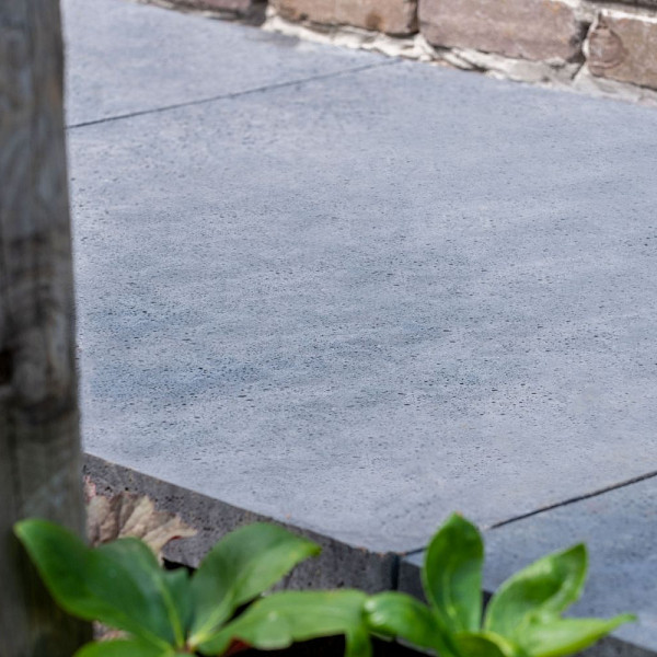 <h1><strong>De Tegel van de tuinarchitect</strong></h1><p>Artistone tuintegels zijn van een geheel eigen soort. Door de eenvoudige en degelijke ‘hand-made’ look, geven ze een luxe en decoratieve uitstraling aan de tuin. De tegels vertonen kleine putjes van luchtbelletjes in de toplaag die tijdens het productieproces naar boven komen. Deze luchtbelletjes geven de tegels een klassiek aanzicht.</p><p>Artistone tegels zijn vanwege de openstructuur, ook wel ‘basalt optiek’ genoemd, zeer geliefd bij tuinarchitecten. Door de eenvoud en rustige kleurstelling zullen ze aan menig ontwerp een bijzondere en tijdloze uitstraling geven. Mooi verwerkt en doordacht ingepast in het ontwerp geven deze tegels jouw terras een chique resultaat.</p><h2><strong>Tegels voor terras en oprit</strong></h2><p>De tegels zijn geschikt voor terras, pad en sommige formaten zelfs voor de oprit* (afhankelijk van de maat).</p>