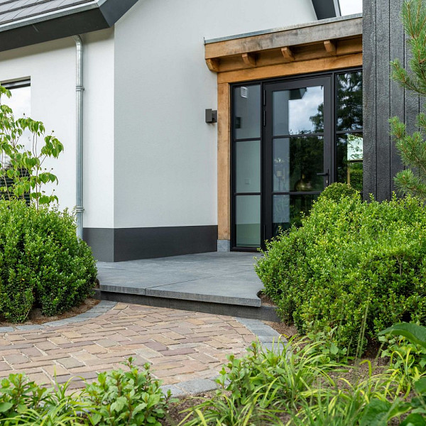 <h1><strong>De Tegel van de tuinarchitect</strong></h1><p>Artistone tuintegels zijn van een geheel eigen soort. Door de eenvoudige en degelijke ‘hand-made’ look, geven ze een luxe en decoratieve uitstraling aan de tuin. De tegels vertonen kleine putjes van luchtbelletjes in de toplaag die tijdens het productieproces naar boven komen. Deze luchtbelletjes geven de tegels een klassiek aanzicht.</p><p>Artistone tegels zijn vanwege de openstructuur, ook wel ‘basalt optiek’ genoemd, zeer geliefd bij tuinarchitecten. Door de eenvoud en rustige kleurstelling zullen ze aan menig ontwerp een bijzondere en tijdloze uitstraling geven. Mooi verwerkt en doordacht ingepast in het ontwerp geven deze tegels jouw terras een chique resultaat.</p><h2><strong>Tegels voor terras en oprit</strong></h2><p>De tegels zijn geschikt voor terras, pad en sommige formaten zelfs voor de oprit* (afhankelijk van de maat).</p>