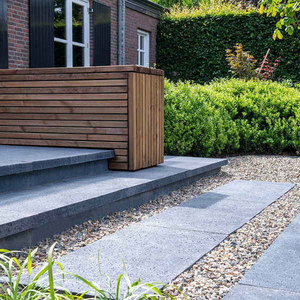 <h1><strong>De Tegel van de tuinarchitect</strong></h1><p>Artistone tuintegels zijn van een geheel eigen soort. Door de eenvoudige en degelijke ‘hand-made’ look, geven ze een luxe en decoratieve uitstraling aan de tuin. De tegels vertonen kleine putjes van luchtbelletjes in de toplaag die tijdens het productieproces naar boven komen. Deze luchtbelletjes geven de tegels een klassiek aanzicht.</p><p>Artistone tegels zijn vanwege de openstructuur, ook wel ‘basalt optiek’ genoemd, zeer geliefd bij tuinarchitecten. Door de eenvoud en rustige kleurstelling zullen ze aan menig ontwerp een bijzondere en tijdloze uitstraling geven. Mooi verwerkt en doordacht ingepast in het ontwerp geven deze tegels jouw terras een chique resultaat.</p><h2><strong>Tegels voor terras en oprit</strong></h2><p>De tegels zijn geschikt voor terras, pad en sommige formaten zelfs voor de oprit* (afhankelijk van de maat).</p>