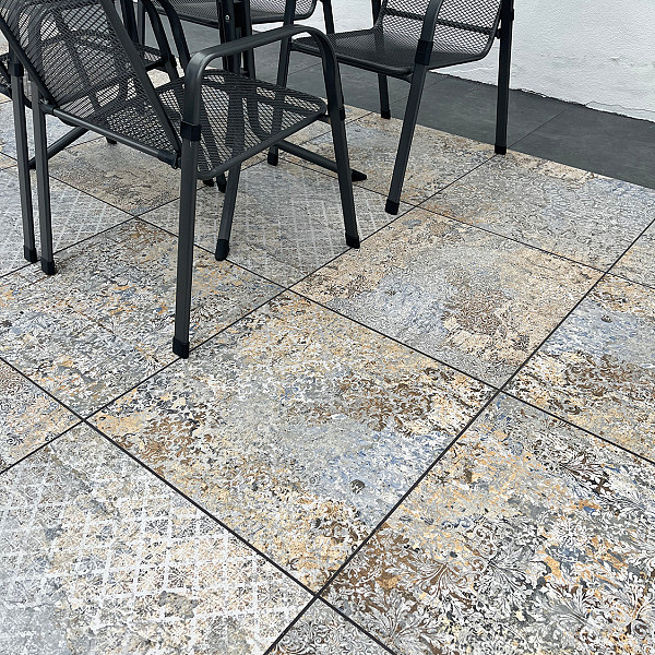 <h1><strong>Industriële Elegantie: Keramische Tegels met Betonlook voor jouw tuin en terras</strong></h1><p>Geef je buitenruimte een eigentijdse uitstraling met onze keramische tegels met betonlook. Ontdek de perfecte balans tussen industriële robuustheid en tijdloze elegantie, terwijl je de mogelijkheid hebt om jouw persoonlijke stempel te drukken met unieke motief tegels.</p><p><strong>1. Urban Chic Design:</strong> Breng de stedelijke elegantie naar je tuin en terras met onze keramische tegels die de industriële uitstraling van beton nabootsen. Deze tegels voegen een modern en eigentijds element toe aan je buitenruimte, terwijl ze tegelijkertijd een warme en uitnodigende sfeer behouden.</p><p><strong>2. Duurzaamheid en Onderhoudsgemak:</strong> Geniet van de esthetiek van beton zonder de nadelen. Onze keramische tegels zijn duurzaam, bestand tegen weersinvloeden en vereisen minimaal onderhoud. Zo kun je onbezorgd genieten van je tuin en terras, wetende dat de betonlook langdurig behouden blijft.</p><p><strong>3. Creatieve Combinatiemogelijkheden:</strong> Laat je creativiteit bloeien door de mogelijkheid om keramische tegels met betonlook te combineren met motief tegels. Voeg persoonlijkheid toe aan je buitenruimte door unieke patronen, kleuren en designs te integreren. Creëer zones, looproutes of accenten die passen bij jouw individuele stijl.</p><p><strong>4. Veelzijdigheid in Ontwerp:</strong> Of je nu kiest voor een strakke, moderne uitstraling of een meer eclectische benadering, de betonlook biedt veelzijdigheid in ontwerp. Combineer de tegels met natuurlijke elementen, moderne meubels of levendige planten om een buitenruimte te creëren die zowel eigentijds als uitnodigend is.</p><p><strong>5. Tijdloze Moderniteit:</strong> Ga voor een tijdloze esthetiek met een moderne twist. De betonlook geeft je tuin en terras een eigentijdse uitstraling die de tand des tijds doorstaat. Geniet van de perfecte combinatie van functionaliteit en stijl, terwijl je buitenruimte transformeert tot een ware oase van moderniteit.</p><p>Upgrade je buitenleven met de industriële elegantie van keramische tegels met betonlook, en ontdek de vrijheid om je persoonlijke stijl te uiten met motief tegels. Maak van je tuin en terras een verlengstuk van je persoonlijkheid en geniet van een buitenruimte die zowel verfijnd als uniek is.</p><h2><strong>Cerasun, de innovatieve keramiek-beton-verbinding</strong></h2><p>Geeft u de voorkeur aan robuust en solide of chique en gemakkelijk schoon te maken? Zodat u niet hoeft te kiezen, hebben wij voor u gewoon de voordelen van beton met die van een keramische tegel samengebracht. Onze unieke CERASUN-tegels bieden u het beste van beide werelden!</p><h2><strong>Redsun biedt een uitgebreid assortiment Cerasun</strong></h2><p>Geeft u de voorkeur aan robuust en solide of chique en gemakkelijk schoon te maken? Zodat u niet hoeft te kiezen, hebben wij voor u gewoon de voordelen van beton met die van een keramische tegel samengebracht. Onze unieke CERASUN-tegels bieden u het beste van beide werelden!</p><p>CERASUN is een hoogwaardige keramische tegel die permanent verbonden is met een betontegel. CERASUN-tegels zijn aanzienlijk goedkoper te verwerken dan traditionele keramische tegels, omdat ze niet in een met cement gemengde ondergrond gelegd hoeven te worden. Een ondergrond van zand of split, zoals gebruikelijk bij betontegels, is voldoende. Met ons uitgebreide assortiment bieden we CERASUN-tegels in verschillende designs zoals betonlook, houtlook of verschillende natuursteenlooks.</p><p>CERASUN bestaat uit een combinatie van 3 centimeter beton als basis laag en een toplaag van 1 centimeter keramiek. Dit zorgt voor een solide en duurzame constructie, waarbij het keramische oppervlak zorgt voor een chique uitstraling en gemakkelijk schoon te maken is. Daarnaast is CERASUN beschikbaar in verschillende afmetingen zoals 30x60cm, 40x80cm, en 60x60cm.</p><p>Dankzij het hoge gewicht van de CERASUN-tegels kunnen ze worden gelegd met een flexibele, waterdoorlatende voeg. Dit voorkomt het reinigen van voegen en het verwijderen van onkruid. CERASUN-tegels worden geproduceerd met afstandhouders om schade tijdens het transport te voorkomen.</p>