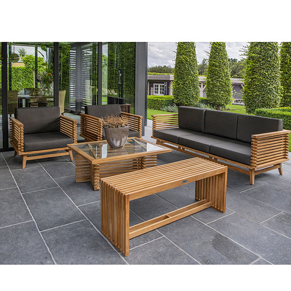 <h1><strong>Loungeset Riverside bijzet bankje </strong></h1><p>De tuinmeubelen van teak en hardhout zijn afkomstig uit Indonesië en gecertificeerd met het Indonesian Legal Wood keurmerk. Zij voldoen hiermee aan de FLEGT verordening. Dit garandeert legale herkomst van het hout. Hardhouten tuinmeubelen zijn één keer voorbehandeld met een olie. Wij adviseren om deze meubelen na montage nogmaals te oliën en dit regelmatig te herhalen. Hiervoor kun je onze hardhoutolie gebruiken. Teakhout is duurzaam en kan onbehandeld gebruikt worden. Na verloop van tijd zal het vergrijzen. Vergrijzing kun je voorkomen door teakhout met een olie te behandelen en dit regelmatig te herhalen.</p><h2>Productbeschrijving</h2><p>Behandeling: Onbehandeld</p><p>Materiaal: Hout</p><p>Houtsoort: Teak</p><p>Keurmerk: Indonesian Legal Wood</p><p>Diepte: 35 cm.</p><p>Breedte: 110 cm.</p><p>Hoogte: 45,5 cm.</p><p>Modulair: Ja</p><p>Bevestigingsmateriaal inbegrepen: Ja</p><p>Extra informatie: Uitgevoerd met modulaire teak elementen</p>