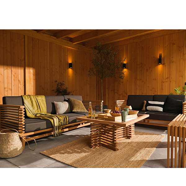 <h1><strong>Loungeset Riverside fauteuil</strong></h1><p>De tuinmeubelen van teak en hardhout zijn afkomstig uit Indonesië en gecertificeerd met het Indonesian Legal Wood keurmerk. Zij voldoen hiermee aan de FLEGT verordening. Dit garandeert legale herkomst van het hout. Hardhouten tuinmeubelen zijn één keer voorbehandeld met een olie. Wij adviseren om deze meubelen na montage nogmaals te oliën en dit regelmatig te herhalen. Hiervoor kun je onze hardhoutolie gebruiken. Teakhout is duurzaam en kan onbehandeld gebruikt worden. Na verloop van tijd zal het vergrijzen. Vergrijzing kun je voorkomen door teakhout met een olie te behandelen en dit regelmatig te herhalen.</p><h2>Productbeschrijving</h2><p>Behandeling: Onbehandeld</p><p>Materiaal: Hout</p><p>Houtsoort: Teak</p><p>Keurmerk: Indonesian Legal Wood</p><p>Kleur kussens: Antraciet</p><p>Diepte: 80 cm.</p><p>Breedte: 81 cm.</p><p>Hoogte: 83 cm.</p><p>Modulair: Ja</p><p>Inbegrepen: Extra stevige antraciete kussens</p><p>Bevestigingsmateriaal inbegrepen: Ja</p><p>Extra informatie: Uitgevoerd met modulaire teak elementen</p>