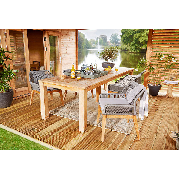 <h1><strong>Tuintafel Rustiek (met extra middenpoot)</strong></h1><p>De tuinmeubelen van teak en hardhout zijn afkomstig uit Indonesië en gecertificeerd met het Indonesian Legal Wood keurmerk. Zij voldoen hiermee aan de FLEGT verordening. Dit garandeert legale herkomst van het hout. Hardhouten tuinmeubelen zijn één keer voorbehandeld met een olie. Wij adviseren om deze meubelen na montage nogmaals te oliën en dit regelmatig te herhalen. Hiervoor kun je onze hardhoutolie gebruiken. Teakhout is duurzaam en kan onbehandeld gebruikt worden. Na verloop van tijd zal het vergrijzen. Vergrijzing kun je voorkomen door teakhout met een olie te behandelen en dit regelmatig te herhalen.</p><h2>Productbeschrijving</h2><p>Behandeling: Onbehandeld</p><p>Materiaal: Hout</p><p>Houtsoort: Teak</p><p>Type onderstel: Standaard met extra middenpoot</p><p>Vorm: Rechthoek</p><p>Diepte: 100 cm.</p><p>Breedte: 300 cm.</p><p>Hoogte: 78 cm.</p><p>Bevestigingsmateriaal inbegrepen: Ja</p><p>Exclusief: Stoelen</p><p>Extra informatie: Rustiek bij de rustieke tafels wil zeggen dat de tafels een 'oudgemaakte' look meekrijgt. De plankbreedtes variëren per tafel waardoor elke tafel een uniek karakter heeft.</p>