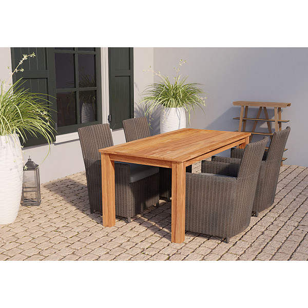 <h1><strong>Tuintafel Rustiek (met extra middenpoot)</strong></h1><p>De tuinmeubelen van teak en hardhout zijn afkomstig uit Indonesië en gecertificeerd met het Indonesian Legal Wood keurmerk. Zij voldoen hiermee aan de FLEGT verordening. Dit garandeert legale herkomst van het hout. Hardhouten tuinmeubelen zijn één keer voorbehandeld met een olie. Wij adviseren om deze meubelen na montage nogmaals te oliën en dit regelmatig te herhalen. Hiervoor kun je onze hardhoutolie gebruiken. Teakhout is duurzaam en kan onbehandeld gebruikt worden. Na verloop van tijd zal het vergrijzen. Vergrijzing kun je voorkomen door teakhout met een olie te behandelen en dit regelmatig te herhalen.</p><h2>Productbeschrijving</h2><p>Behandeling: Onbehandeld</p><p>Materiaal: Hout</p><p>Houtsoort: Teak</p><p>Type onderstel: Standaard met extra middenpoot</p><p>Vorm: Rechthoek</p><p>Diepte: 100 cm.</p><p>Breedte: 300 cm.</p><p>Hoogte: 78 cm.</p><p>Bevestigingsmateriaal inbegrepen: Ja</p><p>Exclusief: Stoelen</p><p>Extra informatie: Rustiek bij de rustieke tafels wil zeggen dat de tafels een 'oudgemaakte' look meekrijgt. De plankbreedtes variëren per tafel waardoor elke tafel een uniek karakter heeft.</p>