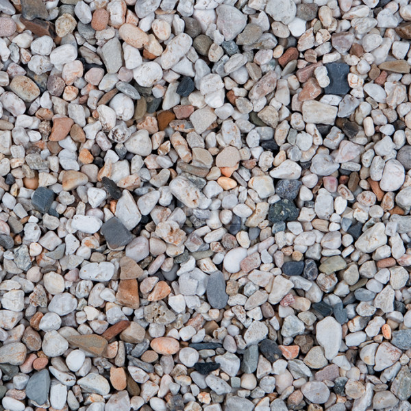 <p>Wit siergrind van Jonk wordt op de Nederlandse markt ook wel verkocht onder de naam Limburgs grind, wit grind of berggrind. Dit komt doordat het grind afkomstig is uit Limburg en vanaf daar gedistribueerd wordt naar onze depots. Wit siergrind is een mengeling van diverse steensoorten zoals kwarts en marmer. Het grind heeft wit/grijze kleuren (overwegend wit uiteraard), bestaande uit stenen die door rivieren zijn meegevoerd vanuit landen als Duitsland en Zwitserland. Wit grind is natuurlijk gerond, de ronding is ontstaan door de meevoering van de stenen in het water. Wit siergrind is een populair product voor een authentieke oprit bij boerderijen en voor tuinpaden. Wit siergrind kunt U direct op anti-worteldoek aanbrengen (siertoepassingen), of op grindplaten. U creëert zo een mooie, onderhoudsarme tuin of erf! Wit Siergrind heeft een afmeting van 8-16 mm en is verkrijgbaar in Big Bag (1000 liter), Mini Bag (500 liter) en in zakken van 25 KG.</p>