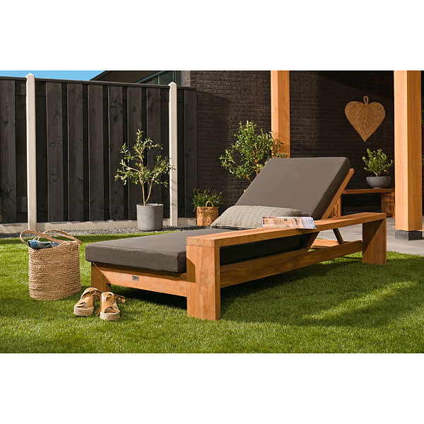 <h1><strong>Kussen t.b.v. Lounger Danau</strong></h1><p>Tuinstoelen zijn verkrijgbaar in verschillende stijlen en materialen, waardoor ze geschikt zijn voor verschillende smaken.</p><h2>Productbeschrijving</h2><p>Kleur: Antraciet</p><p>Diepte: 65 cm.</p><p>Breedte: 200 cm.</p><p>Hoogte: 7 cm.</p><p>Extra informatie: Het kussen is uitgevoerd in waterafstotende luxe stof 'royal ribbon grey'.</p>