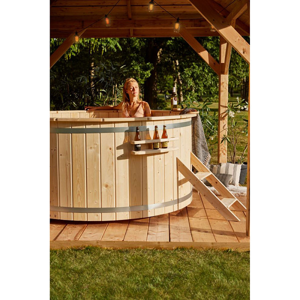 <h1><strong>Hottub</strong></h1><p>Een hottub is een bad voor meerdere personen dat gevuld wordt met warm water en vaak wordt gebruikt voor ontspanning en plezier.</p><p>Dit warme bad wordt met een interne of externe houtkachel opgestookt  De hottub heeft een ronde vorm en wordt meestal gemaakt van hout.</p><h2>Productbeschrijving</h2><p>Afwerking: Geschaafd</p><p>Behandeling: Onbehandeld</p><p>Materiaal: Hout</p><p>Houtsoort: Vuren</p><p>Kachelmontage: Intern</p><p>Kacheltype: Houtgestookt</p><p>Gewicht gevuld 3000 kg.</p><p>Inhoud: 2500 liter</p><p>Diameter binnenzijde: 190 cm.</p><p>Diameter buitenzijde: 200 cm.</p><p>Dikte hout 42 mm.</p><p>Hoogte buitenzijde: 105 cm.</p><p>Hoogte binnenzijde: 90 cm.</p><p>Aantal bankjes: 5</p><p>Voorgemonteerd: Nee</p><p>Bevestigingsmateriaal inbegrepen: Ja</p><p>Inbegrepen: Afdekhoes, aluminium houtkachel, pijp en trap</p><p>Extra informatie: Simpel te legen middels stop in bodem.</p>