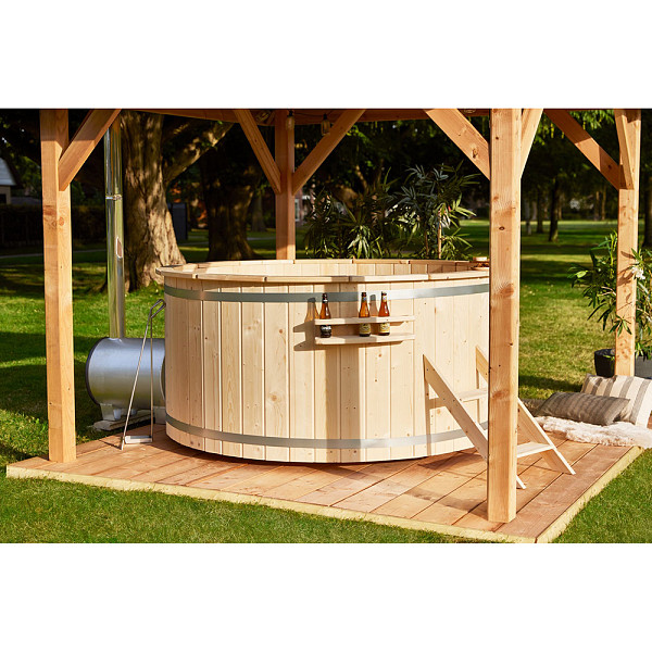 <h1><strong>Hottub</strong></h1><p>Een hottub is een bad voor meerdere personen dat gevuld wordt met warm water en vaak wordt gebruikt voor ontspanning en plezier.</p><p>Dit warme bad wordt met een interne of externe houtkachel opgestookt  De hottub heeft een ronde vorm en wordt meestal gemaakt van hout.</p><h2>Productbeschrijving</h2><p>Afwerking: Geschaafd</p><p>Behandeling: Onbehandeld</p><p>Materiaal: Hout</p><p>Houtsoort: Vuren</p><p>Kachelmontage: Extrern</p><p>Kacheltype: Houtgestookt</p><p>Gewicht gevuld 3000 kg.</p><p>Inhoud: 2500 liter</p><p>Diameter binnenzijde: 190 cm.</p><p>Diameter buitenzijde: 200 cm.</p><p>Dikte hout 42 mm.</p><p>Hoogte buitenzijde: 105 cm.</p><p>Hoogte binnenzijde: 90 cm.</p><p>Aantal bankjes: 5</p><p>Voorgemonteerd: Nee</p><p>Bevestigingsmateriaal inbegrepen: Ja</p><p>Inbegrepen: Afdekhoes, aluminium houtkachel, pijp en trap</p><p>Extra informatie: Simpel te legen middels stop in bodem.</p>