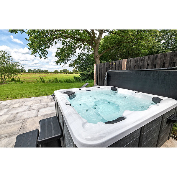 <h1><strong>Maxicuzzi</strong></h1><p>Heerlijk ontspannen in een jacuzzi. Ideaal voor je gezondheid en welzijn.</p><h2>Productbeschrijving</h2><p>Isolering: Cover (13&gt;10cm)</p><p>Kleur: Zilverwit marmer</p><p>Kuipmateriaal: Acryl Aristech USA</p><p>Diepte: 200 cm.</p><p>Breedte: 200 cm.</p><p>Hoogte: 82 cm.</p><p>Zitplaatsen: 3</p><p>Ligplaatsen: 2</p><p>Voltage: 220V</p><p>Amperage: 16A</p><p>Verlichting: Ja</p><p>Type pomp: Tweespeed pomp met circulatie- en waterjetstand</p><p>Aantal jets: 31</p><p>Gewicht leeg: 280 kg.</p><p>Gewicht gevuld: 1180 kg.</p><p>Inhoud: 900 liter</p><p>WiFi ready: Ja</p><p>Garantie: Ja</p><h2>Inbegrepen</h2><ul>	<li>Ozonator</li>	<li>Geïsoleerde cover 13>10 cm.</li>	<li>Kuip: Acryl Aristech USA</li>	<li>Kleur: Silver white marble</li>	<li>1 Hoofdkussen</li>	<li>220-240V, 50HZ, 16/32A</li>	<li>Tweespeed pomp met circulatie- en waterjetstand</li>	<li>Watermassage jetstroom verdeler</li>	<li>2 Stuks luchtregulatie</li>	<li>Waterval</li>	<li>Sfeervolle therapieverlichting</li>	<li>8 Stuks miniledverlichting</li>	<li>Kuipkleur: Gray stone</li>	<li>Isolatie: 3 cm. HD foam, isolatiegordijn rondom de spa, geïsoleerde kuip</li>	<li>Filter met oppervlaktezeef</li>	<li>Voorbereid op WiFi</li>	<li>Balboa USA besturingssysteem</li></ul><h2>Wordt geleverd inclusief</h2><ul>	<li>Levering aan huis / op locatie*</li>	<li>Installeren en vullen van de spa**</li>	<li>2 Jaar garantie aan huis ALL INN</li>	<li>Montage luxe coverlift</li>	<li>Uitleg en demonstratie van de spa</li>	<li>Onderhoudspakket met chloordrijver</li></ul><p>* Let wel: Er moet een vrije doorgang zijn in de breedte van 1,2 meter en in de hoogte van 2,4 meter (zonder hoogteverschil), zodat de aanhanger met de spa erop, op de locatie kan komen. Indien dit niet mogelijk is, dient er een kraan gehuurd te worden. Deze kosten zijn niet inbegrepen.</p><p>** Stroom: 220 volt, 20A is voldoende. Op de locatie dient een kabel te liggen in een lus van vier meter van 3x2,5 mm² (YMVK kabel).</p>