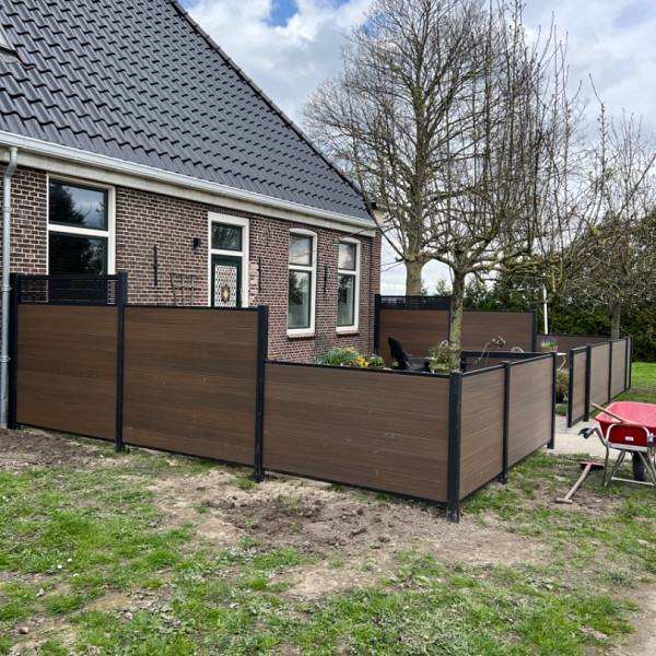 <p>Met de NeoFence planken maak je in een handomdraai een luxe, strakke en vooral duurzame tuinafscheiding. Het systeem bestaat uit zwarte aluminium palen in combinatie met stapelbare NeoFence planken, eventueel in combinatie met decoratielijsten. Met de losse onderdelen is het mogelijk om naar eigen inzicht een modulaire afscheiding met verschillende hoogtes en breedtes te maken.</p>