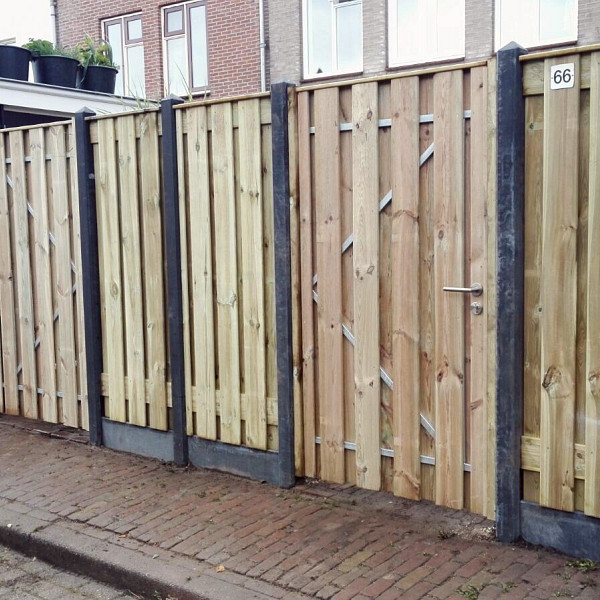 <p><strong>Tuinpoort</strong></p><p>De plankendeuren van Jonk zijn verkrijgbaar met houten en stalen frame. De schermen zijn door middel van een vacuüm- en drukmethode geïmpregneerd waardoor het landuriger beschermd is tegen schimmel en houtrot. De deuren met houten frame bestaan uit planken van 15mm dikte en degenen met stalen frame hebben een houtdikte van 15mm.</p><ul>	<li>exclusief hang en sluitwerk</li></ul><p> </p>