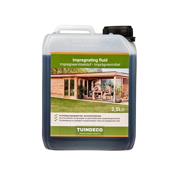 <h1><strong>Impregneervloeistof groen 2,5 liter</strong></h1><p>Impregneervloeistof is een chemische oplossing die wordt gebruikt om hout, textiel, steen of andere materialen te behandelen met als doel ze te beschermen tegen verschillende vormen van schade, zoals rot, schimmels, insecten en vuil. De impregneervloeistof dringt door in het materiaal en vormt een beschermende barrière.</p><p>Impregneren van hout kan worden toegepast op verschillende toepassingen, zoals houten palen, schuttingen, terrassen, gevelbekleding, tuinmeubilair en speeltoestellen. Het helpt het hout te beschermen tegen vocht, rot, insectenplagen en schimmelgroei, waardoor de levensduur van het hout wordt verlengd en de onderhoudsbehoefte wordt verminderd.</p><h2>Productbeschrijving</h2><p>Dekking: Transparant</p><p>Kleur: Groen</p><p>Op basis van: Water</p><p>Grondlaag nodig: Nee</p><p>Toepasbaar op: Hout</p><p>Inhoud: 2,5 liter</p><p>Extra informatie: Deze impregneervloeistof is al verdund tot een gereed product. Aan te brengen door middel van dompelen, met een hogedrukspuit, of met een kwast. We adviseren twee tot drie lagen aan te brengen op geschaafd hout. Voor fijnbezaagd hout zijn twee lagen voldoende. Het drogen duurt ongeveer 48 uur, afhankelijk van het weer. Houd er rekening mee dat de vloeistof vlekken kan maken. Op niet poreuze oppervlakken zoals glas of staal hecht het niet en is het af te spoelen met water.</p>