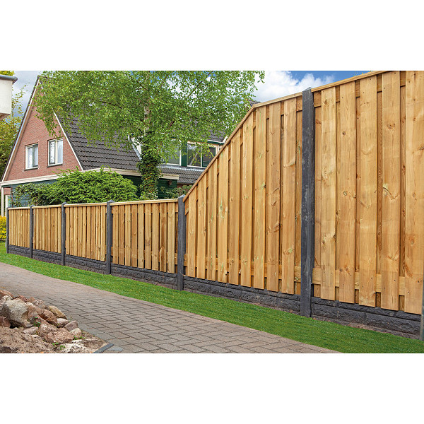 <h1><strong>Tuinscherm Enschede</strong></h1><p>Grenenhout is een veelvoorkomend type hout dat afkomstig is van de groep naaldbomen die behoren tot het geslacht Pinus. Het wordt gewaardeerd om zijn veelzijdigheid, beschikbaarheid en relatieve betaalbaarheid. Hier zijn enkele kenmerken en toepassingen van grenenhout:</p><p>-  Eigenschappen: Grenenhout heeft meestal een lichte kleur, variërend van witachtig tot gelig bruin. Het heeft een fijne nerf en een gelijkmatige textuur. Grenenhout is over het algemeen een zacht hout, wat betekent dat het gemakkelijk te bewerken en te vormen is. Het heeft echter wel de neiging om gevoelig te zijn voor deuken en krassen, vanwege de relatieve zachtheid.</p><p>-  Duurzaamheid: Grenenhout is minder duurzaam dan sommige andere houtsoorten, zoals douglashout. Het heeft de neiging om gevoeliger te zijn voor insectenplagen en rot, vooral als het wordt blootgesteld aan vochtige omstandigheden. Om de duurzaamheid te verbeteren, kan grenenhout behandeld worden met beits, verf of houtbeschermingsmiddelen.</p><p>-  Behandeling en afwerking: Grenenhout kan mooi worden afgewerkt en gebeitst om de natuurlijke uitstraling te behouden of om een andere kleur te krijgen. Het hout absorbeert vlekken goed, waardoor het gemakkelijk is om de gewenste afwerking te bereiken. Daarnaast kan het ook worden geschilderd in verschillende kleuren om bij de gewenste stijl te passen.</p><h2>Productbeschrijving</h2><p>Houtsoort: Grenen</p><p>Afwerking: Geschaafd</p><p>Behandeling: Geïmpregneerd</p><p>Materiaal: Hout</p><p>Keurmerk: Pefc</p><p>Breedte: 180 cm.</p><p>Hoogte: 150 cm.</p><p>Dicht scherm: Nee</p><p>Aantal planken: 21 (19+2)</p><p>Bevestigingsmethode: Rvs geschroefd</p><p>Horizontaal en verticaal toepasbaar (past horizontaal niet in een sleufpaal): Nee</p><p>Afmeting planken diepte: 1,60 cm.</p><p>Afmeting planken breedte: 14 cm.</p><p>Afmeting planken lengte: 150 cm.</p><p>Aantal tussenregels: 2</p><p>Afmeting tussenregel diepte: 1,60 cm.</p><p>Afmeting tussenregel breedte: 14 cm.</p><p>Extra informatie: Komo-gecertificeerd</p>