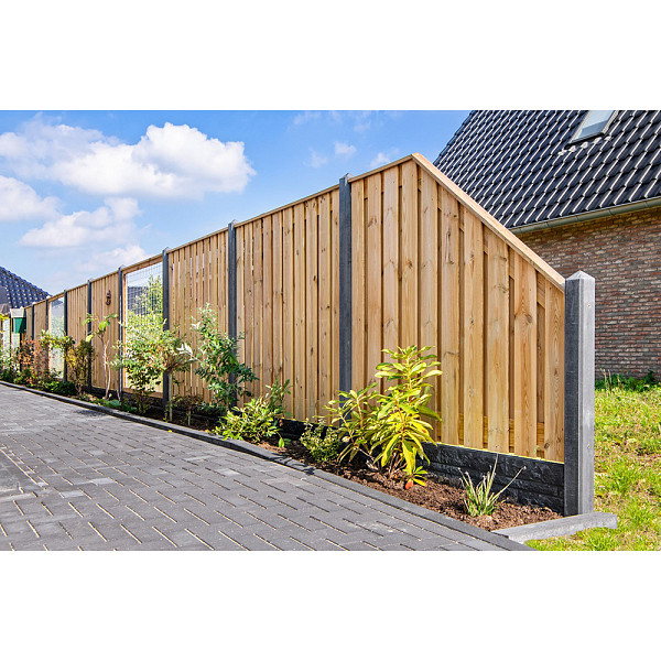 <h1><strong>Tuinscherm Enschede</strong></h1><p>Grenenhout is een veelvoorkomend type hout dat afkomstig is van de groep naaldbomen die behoren tot het geslacht Pinus. Het wordt gewaardeerd om zijn veelzijdigheid, beschikbaarheid en relatieve betaalbaarheid. Hier zijn enkele kenmerken en toepassingen van grenenhout:</p><p>-  Eigenschappen: Grenenhout heeft meestal een lichte kleur, variërend van witachtig tot gelig bruin. Het heeft een fijne nerf en een gelijkmatige textuur. Grenenhout is over het algemeen een zacht hout, wat betekent dat het gemakkelijk te bewerken en te vormen is. Het heeft echter wel de neiging om gevoelig te zijn voor deuken en krassen, vanwege de relatieve zachtheid.</p><p>-  Duurzaamheid: Grenenhout is minder duurzaam dan sommige andere houtsoorten, zoals douglashout. Het heeft de neiging om gevoeliger te zijn voor insectenplagen en rot, vooral als het wordt blootgesteld aan vochtige omstandigheden. Om de duurzaamheid te verbeteren, kan grenenhout behandeld worden met beits, verf of houtbeschermingsmiddelen.</p><p>-  Behandeling en afwerking: Grenenhout kan mooi worden afgewerkt en gebeitst om de natuurlijke uitstraling te behouden of om een andere kleur te krijgen. Het hout absorbeert vlekken goed, waardoor het gemakkelijk is om de gewenste afwerking te bereiken. Daarnaast kan het ook worden geschilderd in verschillende kleuren om bij de gewenste stijl te passen.</p><h2>Productbeschrijving</h2><p>Houtsoort: Grenen</p><p>Afwerking: Geschaafd</p><p>Behandeling: Geïmpregneerd</p><p>Materiaal: Hout</p><p>Keurmerk: Pefc</p><p>Breedte: 180 cm.</p><p>Hoogte: 150 cm.</p><p>Dicht scherm: Nee</p><p>Aantal planken: 21 (19+2)</p><p>Bevestigingsmethode: Rvs geschroefd</p><p>Horizontaal en verticaal toepasbaar (past horizontaal niet in een sleufpaal): Nee</p><p>Afmeting planken diepte: 1,60 cm.</p><p>Afmeting planken breedte: 14 cm.</p><p>Afmeting planken lengte: 150 cm.</p><p>Aantal tussenregels: 2</p><p>Afmeting tussenregel diepte: 1,60 cm.</p><p>Afmeting tussenregel breedte: 14 cm.</p><p>Extra informatie: Komo-gecertificeerd</p>