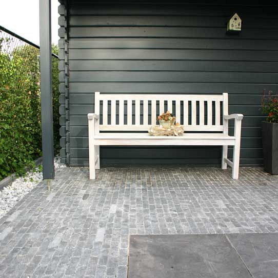 <h1><strong>Antique Bluestone</strong></h1><p>Op slechts enkele plaatsen ter wereld wordt grijs/blauwe hardsteen aangetroffen. Een van deze soorten is de Antique Bluestone uit Azië. Het gesteente is miljoenen jaren geleden ontstaan op ondiepe zeebodem. Met wat geluk zul je hiervan nog iets terug kunnen vinden, omdat er soms nog fossielen in het gesteente zichtbaar kunnen zijn. Het is een licht gekleurde hardsteen waarin ook nog wel eens een lichtgekleurde ader kan voorkomen. Het is een zeer hard gesteente met een hoge dichtheid.<br /><br />Het mooie materiaal werd vroeger veel toegepast in kastelen en paleizen waar er de schitterendste vloeren mee werden gelegd. De Antique Bluestone waalformaat stenen zijn hard en vorstbestendig waardoor je ze in het Nederlandse klimaat ook buitenshuis als in de tuin kunt toepassen. De stenen zijn getrommeld: de randen van de stenen zijn hierdoor verouderd. De stenen zijn leverbaar in de afmeting van 20 x 5 x 5 cm, het welbekende waalformaat.</p>