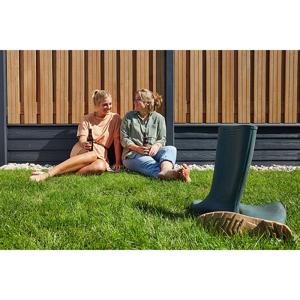 <h1><strong>Hardhouten tuinschermen</strong></h1><p>Hardhouten tuinschermen zijn tuinafscheidingen gemaakt van hardhout. Deze schermen worden vaak gebruikt om privacy te creëren in de tuin, om een ​​terras of patio af te schermen, of om een ​​bepaald gebied in de tuin af te bakenen. Hardhout is een populair materiaal voor tuinschermen vanwege zijn duurzaamheid, natuurlijke uitstraling en lange levensduur.</p><p>Hardhouten tuinschermen zijn verkrijgbaar in verschillende stijlen, ontwerpen en afmetingen, zodat je kunt kiezen wat het beste past bij jouw tuin en persoonlijke voorkeur.</p><p>Het gebruik van hardhout zorgt ervoor dat de tuinschermen bestand zijn tegen weersinvloeden en dat ze over het algemeen minder onderhoud vereisen dan schermen gemaakt van andere materialen, zoals kunststof of metaal. Hardhout heeft van nature een hoge weerstand tegen rot, insectenplagen en verval, waardoor het geschikt is voor buitentoepassingen.</p><p>Om de levensduur van hardhouten tuinschermen te verlengen en de natuurlijke kleur te behouden, is het aan te raden om regelmatig onderhoud uit te voeren, zoals het aanbrengen van een beschermende olie of beits. Hierdoor blijven de schermen er mooi uitzien en worden ze beschermd tegen de elementen.</p><p>Bij het installeren van hardhouten tuinschermen is het belangrijk om ervoor te zorgen dat ze stevig zijn bevestigd aan palen of een frame, zodat ze bestand zijn tegen wind en andere externe krachten. Het kan ook nodig zijn om de schermen op de juiste hoogte en afstand van elkaar te plaatsen, afhankelijk van het beoogde doel van de tuinafscheiding.</p><p>Al met al bieden hardhouten tuinschermen een natuurlijke en duurzame oplossing voor het creëren van privacy en het afbakenen van gebieden in de tuin. Ze voegen ook een esthetisch element toe aan de buitenruimte en kunnen helpen bij het creëren van een gezellige en uitnodigende sfeer.</p><h2><strong>Tuinscherm Dronten</strong></h2><h2>Productbeschrijving</h2><p>Afwerking: Geschaafd</p><p>Behandeling: Onbehandeld</p><p>Houtsoort: Hardhout</p><p>Materiaal: Hout</p><p>Keurmerken: Indonesian Legal Wood</p><p>Breedte: 180 cm.</p><p>Hoogte: 180 cm.</p><p>Dicht scherm: Nee</p><p>Aantal planken: 21 (19+2)</p><p>Bevestigingsmethode: Rvs geschroefd</p><p>Horizontaal en verticaal toepasbaar (past horizontaal niet in een sleufpaal): Nee</p><p>Afmeting planken diepte: 1,4 cm.</p><p>Afmeting planken breedte: 14 cm.</p><p>Aantal tussenregels: 2</p><p>Afmeting tussenregel diepte: 1,4 cm.</p><p>Afmeting tussenregel breedte: 14 cm.</p>