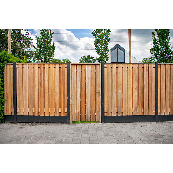 <h1><strong>Hardhouten tuinschermen</strong></h1><p>Hardhouten tuinschermen zijn tuinafscheidingen gemaakt van hardhout. Deze schermen worden vaak gebruikt om privacy te creëren in de tuin, om een ​​terras of patio af te schermen, of om een ​​bepaald gebied in de tuin af te bakenen. Hardhout is een populair materiaal voor tuinschermen vanwege zijn duurzaamheid, natuurlijke uitstraling en lange levensduur.</p><p>Hardhouten tuinschermen zijn verkrijgbaar in verschillende stijlen, ontwerpen en afmetingen, zodat je kunt kiezen wat het beste past bij jouw tuin en persoonlijke voorkeur.</p><p>Het gebruik van hardhout zorgt ervoor dat de tuinschermen bestand zijn tegen weersinvloeden en dat ze over het algemeen minder onderhoud vereisen dan schermen gemaakt van andere materialen, zoals kunststof of metaal. Hardhout heeft van nature een hoge weerstand tegen rot, insectenplagen en verval, waardoor het geschikt is voor buitentoepassingen.</p><p>Om de levensduur van hardhouten tuinschermen te verlengen en de natuurlijke kleur te behouden, is het aan te raden om regelmatig onderhoud uit te voeren, zoals het aanbrengen van een beschermende olie of beits. Hierdoor blijven de schermen er mooi uitzien en worden ze beschermd tegen de elementen.</p><p>Bij het installeren van hardhouten tuinschermen is het belangrijk om ervoor te zorgen dat ze stevig zijn bevestigd aan palen of een frame, zodat ze bestand zijn tegen wind en andere externe krachten. Het kan ook nodig zijn om de schermen op de juiste hoogte en afstand van elkaar te plaatsen, afhankelijk van het beoogde doel van de tuinafscheiding.</p><p>Al met al bieden hardhouten tuinschermen een natuurlijke en duurzame oplossing voor het creëren van privacy en het afbakenen van gebieden in de tuin. Ze voegen ook een esthetisch element toe aan de buitenruimte en kunnen helpen bij het creëren van een gezellige en uitnodigende sfeer.</p><h2><strong>Tuinscherm Dronten</strong></h2><h2>Productbeschrijving</h2><p>Afwerking: Geschaafd</p><p>Behandeling: Onbehandeld</p><p>Houtsoort: Hardhout</p><p>Materiaal: Hout</p><p>Keurmerken: Indonesian Legal Wood</p><p>Breedte: 180 cm.</p><p>Hoogte: 180 cm.</p><p>Dicht scherm: Nee</p><p>Aantal planken: 21 (19+2)</p><p>Bevestigingsmethode: Rvs geschroefd</p><p>Horizontaal en verticaal toepasbaar (past horizontaal niet in een sleufpaal): Nee</p><p>Afmeting planken diepte: 1,4 cm.</p><p>Afmeting planken breedte: 14 cm.</p><p>Aantal tussenregels: 2</p><p>Afmeting tussenregel diepte: 1,4 cm.</p><p>Afmeting tussenregel breedte: 14 cm.</p>