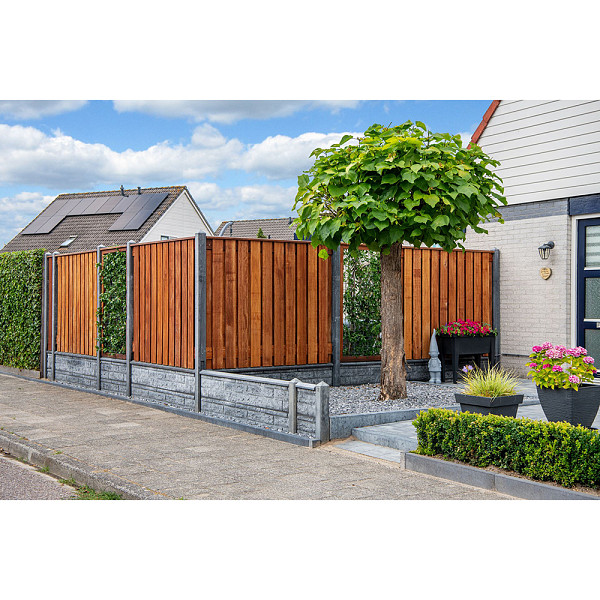 <h1><strong>Hardhouten tuinschermen</strong></h1><p>Hardhouten tuinschermen zijn tuinafscheidingen gemaakt van hardhout. Deze schermen worden vaak gebruikt om privacy te creëren in de tuin, om een ​​terras of patio af te schermen, of om een ​​bepaald gebied in de tuin af te bakenen. Hardhout is een populair materiaal voor tuinschermen vanwege zijn duurzaamheid, natuurlijke uitstraling en lange levensduur.</p><p>Hardhouten tuinschermen zijn verkrijgbaar in verschillende stijlen, ontwerpen en afmetingen, zodat je kunt kiezen wat het beste past bij jouw tuin en persoonlijke voorkeur.</p><p>Het gebruik van hardhout zorgt ervoor dat de tuinschermen bestand zijn tegen weersinvloeden en dat ze over het algemeen minder onderhoud vereisen dan schermen gemaakt van andere materialen, zoals kunststof of metaal. Hardhout heeft van nature een hoge weerstand tegen rot, insectenplagen en verval, waardoor het geschikt is voor buitentoepassingen.</p><p>Om de levensduur van hardhouten tuinschermen te verlengen en de natuurlijke kleur te behouden, is het aan te raden om regelmatig onderhoud uit te voeren, zoals het aanbrengen van een beschermende olie of beits. Hierdoor blijven de schermen er mooi uitzien en worden ze beschermd tegen de elementen.</p><p>Bij het installeren van hardhouten tuinschermen is het belangrijk om ervoor te zorgen dat ze stevig zijn bevestigd aan palen of een frame, zodat ze bestand zijn tegen wind en andere externe krachten. Het kan ook nodig zijn om de schermen op de juiste hoogte en afstand van elkaar te plaatsen, afhankelijk van het beoogde doel van de tuinafscheiding.</p><p>Al met al bieden hardhouten tuinschermen een natuurlijke en duurzame oplossing voor het creëren van privacy en het afbakenen van gebieden in de tuin. Ze voegen ook een esthetisch element toe aan de buitenruimte en kunnen helpen bij het creëren van een gezellige en uitnodigende sfeer.</p><h2><strong>Tuinscherm Dronten</strong></h2><h2>Productbeschrijving</h2><p>Afwerking: Geschaafd</p><p>Behandeling: Onbehandeld</p><p>Houtsoort: Hardhout</p><p>Materiaal: Hout</p><p>Keurmerken: Indonesian Legal Wood</p><p>Breedte: 180 cm.</p><p>Hoogte: 180 cm.</p><p>Dicht scherm: Nee</p><p>Aantal planken: 21 (19+2)</p><p>Bevestigingsmethode: Rvs geschroefd</p><p>Horizontaal en verticaal toepasbaar (past horizontaal niet in een sleufpaal): Nee</p><p>Afmeting planken diepte: 1,4 cm.</p><p>Afmeting planken breedte: 14 cm.</p><p>Aantal tussenregels: 2</p><p>Afmeting tussenregel diepte: 1,4 cm.</p><p>Afmeting tussenregel breedte: 14 cm.</p>