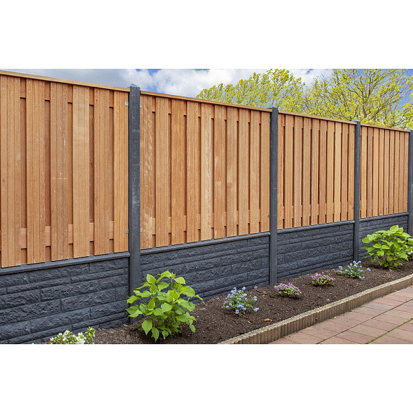 <h1><strong>Hardhouten tuinschermen</strong></h1><p>Hardhouten tuinschermen zijn tuinafscheidingen gemaakt van hardhout. Deze schermen worden vaak gebruikt om privacy te creëren in de tuin, om een ​​terras of patio af te schermen, of om een ​​bepaald gebied in de tuin af te bakenen. Hardhout is een populair materiaal voor tuinschermen vanwege zijn duurzaamheid, natuurlijke uitstraling en lange levensduur.</p><p>Hardhouten tuinschermen zijn verkrijgbaar in verschillende stijlen, ontwerpen en afmetingen, zodat je kunt kiezen wat het beste past bij jouw tuin en persoonlijke voorkeur.</p><p>Het gebruik van hardhout zorgt ervoor dat de tuinschermen bestand zijn tegen weersinvloeden en dat ze over het algemeen minder onderhoud vereisen dan schermen gemaakt van andere materialen, zoals kunststof of metaal. Hardhout heeft van nature een hoge weerstand tegen rot, insectenplagen en verval, waardoor het geschikt is voor buitentoepassingen.</p><p>Om de levensduur van hardhouten tuinschermen te verlengen en de natuurlijke kleur te behouden, is het aan te raden om regelmatig onderhoud uit te voeren, zoals het aanbrengen van een beschermende olie of beits. Hierdoor blijven de schermen er mooi uitzien en worden ze beschermd tegen de elementen.</p><p>Bij het installeren van hardhouten tuinschermen is het belangrijk om ervoor te zorgen dat ze stevig zijn bevestigd aan palen of een frame, zodat ze bestand zijn tegen wind en andere externe krachten. Het kan ook nodig zijn om de schermen op de juiste hoogte en afstand van elkaar te plaatsen, afhankelijk van het beoogde doel van de tuinafscheiding.</p><p>Al met al bieden hardhouten tuinschermen een natuurlijke en duurzame oplossing voor het creëren van privacy en het afbakenen van gebieden in de tuin. Ze voegen ook een esthetisch element toe aan de buitenruimte en kunnen helpen bij het creëren van een gezellige en uitnodigende sfeer.</p><h2><strong>Tuinscherm Dronten</strong></h2><h2>Productbeschrijving</h2><p>Afwerking: Geschaafd</p><p>Behandeling: Onbehandeld</p><p>Houtsoort: Hardhout</p><p>Materiaal: Hout</p><p>Keurmerken: Indonesian Legal Wood</p><p>Uitvoering: Verloop</p><p>Groeven: 1 Zijde met 2 v-groeven</p><p>Breedte: 180 cm.</p><p>Hoogte: 180 cm.</p><p>Hoogte minimum: 90 cm.</p><p>Dicht scherm: Nee</p><p>Aantal planken: 21 (19+2)</p><p>Bevestigingsmethode: Rvs geschroefd</p><p>Horizontaal en verticaal toepasbaar (past horizontaal niet in een sleufpaal): Nee</p><p>Afmeting planken diepte: 1,4 cm.</p><p>Afmeting planken breedte: 14 cm.</p><p>Aantal tussenregels: 2</p><p>Afmeting tussenregel diepte: 1,4 cm.</p><p>Afmeting tussenregel breedte: 14 cm.</p>