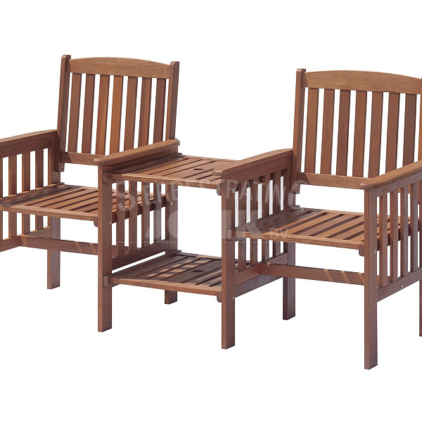 <p>De deckchair is een populair ontwerp in tuinmeubelen, bekend van zijn mooie vormgeving en comfort. Tussen de stoelen zit een tafeltje om je drankje te plaatsen.</p>