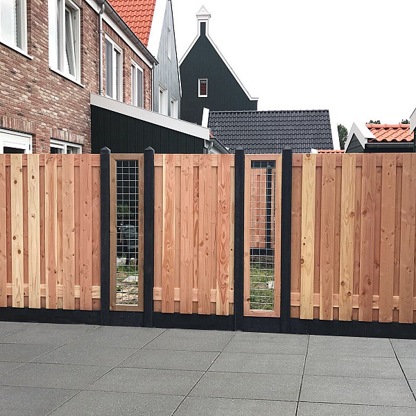 <h2><strong>Douglas tuinschermen</strong></h2><h3>Dit prachtige douglas scherm bestaat uit 19 planken van 1,6x14x180 cm, hiervan zijn er 17 verticaal geplaatst en 2 horizontaal. Het scherm heeft weinig inkijk en biedt dan ook veel privacy. Het scherm is eenvoudig toe te passen in het betonpalensysteem.</h3>