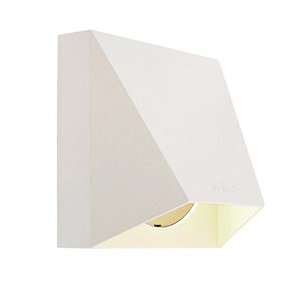 <h1><strong>WEDGE WHITE</strong></h1><p>Vierkant wandarmatuur van gecoat aluminium. Geeft een indirect gebundeld Warm White licht. </p><ul>	<li>Geeft een breed sfeervol licht naar beneden</li>	<li>Geschikt voor het verlichten van een schutting en muur</li>	<li>Verkrijgbaar in drie formaten</li></ul><p>Vierkant wandarmatuur van zilver aluminium. Geeft een indirect gebundeld Warm White licht. Mooi voor het verlichten van de schutting, oprit of terras. Verblindt niet. </p><p>Bevestiging middels bijgeleverde schroeven. </p><p><strong>Plaatsingsadvies:</strong></p><p>Iedere 2 á 2,5 meter een WEDGE, op een hoogte van 1,4 á 1,6 meter</p><p> </p><p> </p>