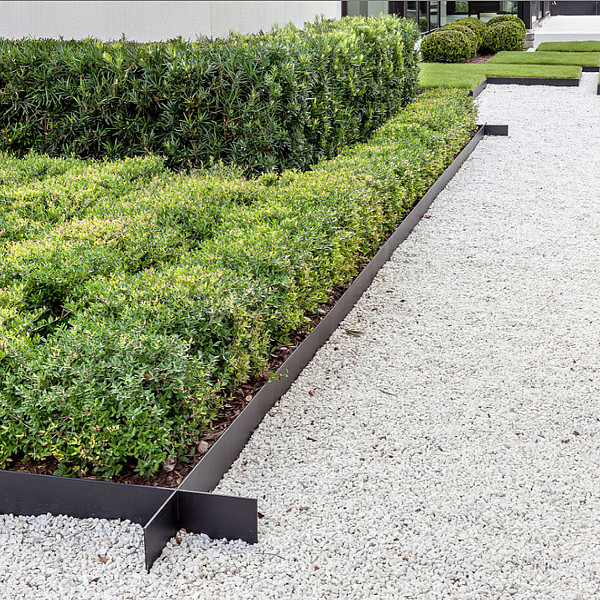 <p>Met Noors wit split heb je echt iets bijzonders in de tuin. Deze prachtige witte marmer split uit Noorwegen geeft een bijzondere uitstraling aan iedere tuin vanwege de aanwezige kristallen in de steen. De split kan worden gebruikt als grondbedekking of als siersplit op looppaden, fietspaden e.d. Uiteraard kan Noors wit split ook op het erf of de parkeerplaats toegepast worden.</p>