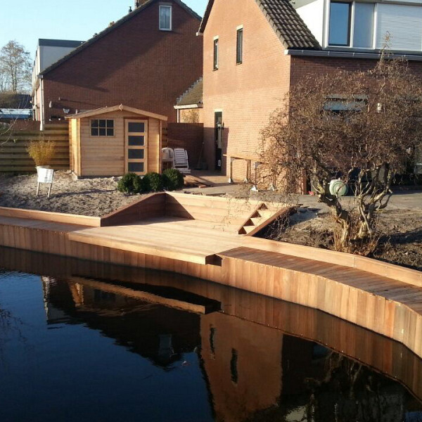 <h2><strong>Hardhouten damwand</strong></h2><h3>Hardhouten damwanddelen worden toegepast bij niveauverschillen in de tuin of als damwand bij slootjes of vijvers. Let bij toepassing in contact met water wel goed op het “werken” van het hout. De delen kunnen zowel horizontaal als vertikaal geplaatst worden. Als afdekregel gebruikt u een hardhouten anti-slip plank. Lengtes zijn afhankelijk van de voorraad.</h3>