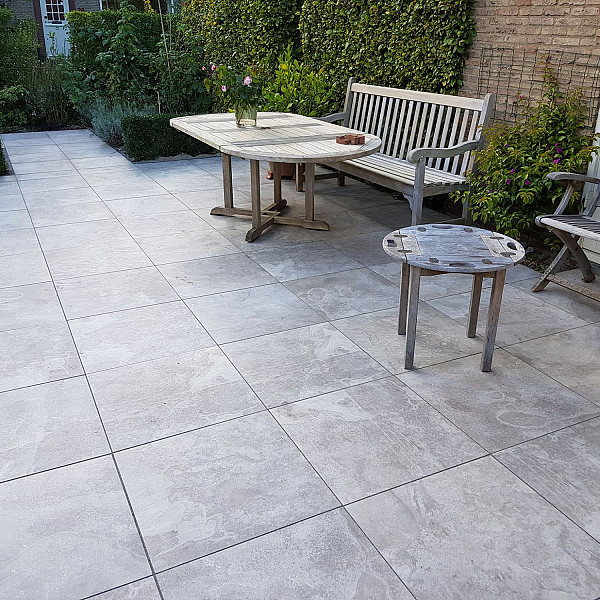 <h1><strong>GeoCeramica Marmostone</strong></h1><p>Marmer is immens populair en gewild als bouwmateriaal dankzij de luxe uitstraling en de bijzondere lichtval die zo eigen is aan het materiaal. Origineel marmer is onbetaalbaar geworden. Dankzij Marmostone kun je genieten van hetzelfde design voor een betere prijs en zonder het intensieve onderhoud van marmer.</p><h2><strong>Ervaar luxe en raffinement met Keramische Tegels met Marmerlook voor jouw buitenoase</strong></h2><p>Betover je buitenruimte met de tijdloze allure van keramische tegels met marmerlook. Ontdek de perfecte combinatie van weelderige esthetiek en duurzaamheid, waarmee je een tuin en terras creëert die een symfonie van elegantie en comfort vormt.</p><p><strong>1. Verfijnde Esthetiek:</strong> Geef je buitenruimte een vleugje luxe met onze keramische tegels die de verfijnde uitstraling van echt marmer nabootsen. Elke tegel is doordrenkt met de prachtige aders en subtiele kleurschakeringen die kenmerkend zijn voor natuurlijk marmer, waardoor een tijdloos en elegant ontwerp ontstaat.</p><p><strong>2. Duurzaamheid in Stijl:</strong> Geniet van de pracht van marmer zonder concessies te doen aan duurzaamheid. Onze keramische tegels zijn bestand tegen de tand des tijds, slijtage en weersinvloeden. Met minimale inspanningen behoud je de schitterende uitstraling van marmer en creëer je een buitenruimte die langdurig indruk maakt.</p><p><strong>3. Veelzijdige Toepassing:</strong> Laat je creativiteit de vrije loop met de veelzijdigheid van keramische tegels met marmerlook. Creëer verbluffende terrassen, sfeervolle looppaden of zelfs elegante accenten rondom je zwembad. De marmerlook past moeiteloos bij diverse ontwerpstijlen, waardoor je de ultieme buitenomgeving kunt vormgeven.</p><p><strong>4. Onderhoudsgemak:</strong> Ontspan en geniet van je buitenruimte zonder je zorgen te maken over intensief onderhoud. Onze keramische tegels met marmerlook vereisen minimaal onderhoud, waardoor je meer tijd hebt om te ontspannen en te genieten van de weelde van je tuin en terras.</p><p><strong>5. Tijdloze Klasse:</strong> Transformeer je buitenruimte in een oase van tijdloze klasse. De marmerlook geeft je tuin en terras een blijvende elegantie die de tand des tijds doorstaat. Geniet van de luxe uitstraling van marmer zonder in te leveren op praktische bruikbaarheid.</p><p>Breng de essentie van luxe naar buiten met onze keramische tegels met marmerlook. Ontdek een wereld van verfijning en tijdloze klasse terwijl je jouw tuin en terras omtovert tot een plek waar stijl en comfort samenkomen.</p><h2><strong>Ontdek de Revolutie in Tuintegels: Geoceramica - Waar Functionaliteit Samenkomt met Esthetiek</strong></h2><p>Bij Sierbestrating Jonk introduceren we met trots Geoceramica, een innovatieve revolutie in tuintegels die de perfecte balans vindt tussen functionaliteit en esthetiek. Deze geavanceerde keramische tegels zijn ontworpen om aan al je verwachtingen te voldoen en je buitenruimte te transformeren tot een oase van schoonheid en duurzaamheid.</p><p><em>Waarom kiezen voor Geoceramica?</em></p><p><strong>1.</strong> <strong>Dual Power:</strong> Geoceramica combineert de voordelen van keramiek en beton in één unieke tegel. Het keramische oppervlak biedt een luxe uitstraling en is tegelijkertijd bestand tegen krassen, vlekken en verkleuring. Het betonnen draagsysteem zorgt voor de benodigde stabiliteit en duurzaamheid.</p><p><strong>2. Extreme Weerbestendigheid:</strong> Dankzij de geavanceerde productietechnieken zijn Geoceramica tegels bestand tegen extreme weersomstandigheden. Vorst, hitte of regen, deze tegels blijven hun schoonheid behouden, jaar na jaar.</p><p><strong>3. Eenvoudige Installatie:</strong> Het unieke ontwerp van Geoceramica maakt snelle en eenvoudige installatie mogelijk. Of je nu een ervaren klusser bent of professionele hulp zoekt, de tegels zijn ontworpen voor een efficiënte plaatsing.</p><p><strong>4. Milieuvriendelijk:</strong> Geoceramica is gemaakt met oog voor het milieu. Het gebruik van duurzame materialen en de lange levensduur van de tegels dragen bij aan een groenere leefomgeving.</p><p><strong>5. Ruime Designkeuze:</strong> Of je nu houdt van strakke lijnen, rustieke texturen of moderne patronen, Geoceramica biedt een breed scala aan designs en kleuren. Personaliseer je buitenruimte naar jouw smaak en creëer een unieke ambiance.</p><p>Upgrade je terras, tuinpad of binnenplaats met de veelzijdige en duurzame Geoceramica tegels van Sierbestrating Jonk. Ontdek de perfecte combinatie van stijl en kracht voor een buitenruimte die de tand des tijds doorstaat.</p><p>Neem contact met ons op voor meer informatie of om onze collectie Geoceramica tegels te bekijken. Maak van je buitenruimte een meesterwerk met Geoceramica!</p>