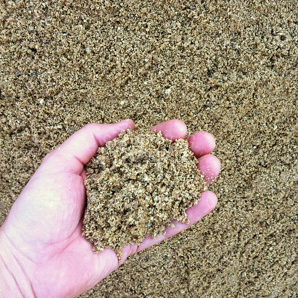 <h1><strong>Vloerenzand</strong></h1><p>Vloerenzand is een grove zandsoort dat met behulp van een zandclasseerinstallatie wordt uitgezeefd tot een fractie van 0/4mm. Dit maakt het zand geschikt voor verschillende doeleinden. Zo wordt vloerenzand gebruikt om lichte natuursteensoorten, keramiek, oude walen en stelconplaten mee te bestraten. Tevens is vloerenzand de basis voor een zand/cement dekvloer. In combinatie met betongrind en portlandcement is vloerenzand ideaal om betonmortel aan te maken. Vloerenzand is leverbaar in big bag van 1000 liter (1 kuub), goed voor ca. 5 m² bij een laagdikte van 20 cm, of per mini bag van 500 liter (0,5 kuub), goed voor ca. 2,5 m² bij een laagdikte van 20 cm. Andere benamingen voor vloerenzand zijn betonzand en scherp zand.</p>