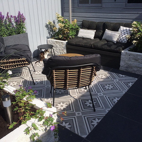 <h1><strong>GeoCeramica® ConCreet</strong></h1><p>Betonlook tegels zijn helemaal hip. Met een betonlook creëer je een industrieel, modern of juist rustig uiterlijk. De serie Concreet is enerzijds heel subtiel met zachte cement tinten die elke plek verrijken. Anderzijds biedt de Flower Decorate een heel speels patroon om je terras een eigen draai te geven. Wissel de zachte nuances en de gedecoreerde tegels af of leg ergens een stijlvol accent. Zo creëer je een unieke plek met een uiterst creatieve touch.</p><h2><strong>GeoCeramica® – Het beste voor buiten</strong></h2><p>GeoCeramica®, het beste van twee werelden: een keramische tegel onlosmakelijk verbonden met een waterdoorvoerende onderlaag. Genieten van stijlvol keramiek met hoogwaardige eigenschappen, profiteren van de relatief eenvoudige en betaalbare verwerkingskosten van een betontegel. Al sinds 2016 de absolute topper in onze collectie! Daarom zeggen wij niet voor niets: het beste voor buiten!<br /><br />Het hoogwaardige Italiaanse keramiek is onlosmakelijk verbonden met de waterdoorvoerende Stabikorn®-laag met geïntegreerde afstandshouders. Hierdoor is plaatsing van deze sierbestrating makkelijk, snel en tegen relatief lage kosten in vergelijking tot normale keramische tegels. Bovendien zijn deze tuintegels geschikt voor elk type ondergrond.</p><p>GeoCeramica® heeft zich inmiddels bewezen. In 2015 geïntroduceerd en inmiddels één van de meest verkochte tegels van dit moment, naar volle tevredenheid van alle tuinliefhebbers. Een beter bewijs kunnen wij niet leveren!</p><h2><strong>Weinig onderhoud en veel gebruiksgemak</strong></h2><p>Uiteraard vraagt jouw tuin altijd onderhoud. In de tuin werken wordt ook als ontspannend ervaren. Maar valt het schoonmaken van het terras daar voor jou ook onder? Dan is het prettig te weten dat je nu een keuze kunt maken waarvan je zeker geen spijt zult krijgen. Met een terras van GeoCeramica® kies je voor maximaal gebruiksgemak.</p><ul>	<li>Vlek- en zuurbestendig</li>	<li>Kleurecht</li>	<li>Slijtvaste keramische toplaag</li>	<li>Drainerende Stabikorn® drager</li>	<li>Bestand tegen hitte en vorst  </li></ul><h2><strong>Duurzaam en blijvend mooi</strong></h2><p>Anders dan bij ‘normaal’ keramiek, is de speciale fundering die nodig is voor een stabiel terras eigenlijk al bevestigd aan de keramische tegels. Hierdoor is GeoCeramica® snel te leggen. Niet alleen bespaar je op de kosten van de fundering, je bespaart ook op de arbeidsuren die nodig zijn om een fundering te maken. Dat hebben wij immers al voor jou gedaan!</p><ul>	<li>Tegels zijn maatvast (binnen de algemene toegestane maattolerantie voor keramiek)</li>	<li>Te leggen op een zandbed</li>	<li>Geschikt voor iedere bodemsoort</li>	<li>Bescherming van de tegels door afstandhouders</li>	<li>Te voegen met WS Voegmortel of WS SmartSand</li></ul>