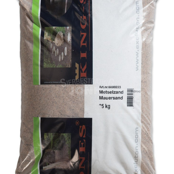<p>Metselzand wordt gebruikt voor het maken van metselmortel. Metselzand wordt op diverse plaatsen in Nederland en Duitsland gewonnen en in een zandclasseerinstallatie gezeefd op een fractie van 0 tot 3 mm. Metsenzand wordt geleverd per big bag van 1000 liter (1 kuub). Tevens zijn er zakken verkrijgbaar van 25 KG.</p>
