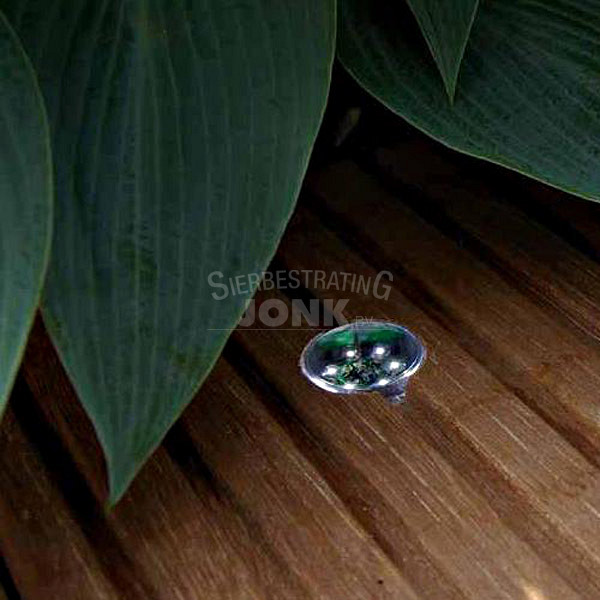 <p>De DB-LED serie is het lichtpuntje voor iedere tuin, terras of plaats. Het tuinspotje geeft een opvallend accent van ‘Warm White’ of 'Cool White' LED licht, dat overdag ook zichtbaar is. Het armatuur (ø 2,2 cm) van slagvast polycarbonaat is subtiel maar aanwezig en eenvoudig te verwerken in hout, beton en verschillende soorten natuursteen. De DB-LED serie heeft een inbouwhoogte van 37 mm en is verkrijgbaar in de kleuren 'Warm White' en 'Cool White'. Het lichtbereik van de lamp is ca. 1 meter. Voor een bijzonder effect verwerk je meerdere spotjes willekeurig in je tuinpad. </p><p>De DB-LEd grondspot verwerk je in een gat in hout (houtboor) of steen (gekoelde diamantboor) met een diameter van 22,4 mm. Wij kunnen dit voor je verzorgen (tegen betaling). Let op, installeer het armatuur alleen in een recht geboord gat in de juiste maat om problemen in de elektronica te voorkomen.</p>