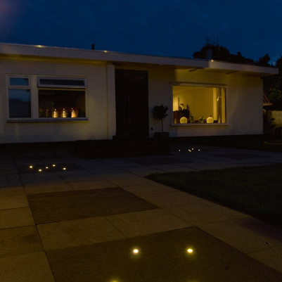 <p>De DB-LED serie is het lichtpuntje voor iedere tuin, terras of plaats. Het tuinspotje geeft een opvallend accent van ‘Warm White’ of 'Cool White' LED licht, dat overdag ook zichtbaar is. Het armatuur (ø 2,2 cm) van slagvast polycarbonaat is subtiel maar aanwezig en eenvoudig te verwerken in hout, beton en verschillende soorten natuursteen. De DB-LED serie heeft een inbouwhoogte van 37 mm en is verkrijgbaar in de kleuren 'Warm White' en 'Cool White'. Het lichtbereik van de lamp is ca. 1 meter. Voor een bijzonder effect verwerk je meerdere spotjes willekeurig in je tuinpad. </p><p>De DB-LEd grondspot verwerk je in een gat in hout (houtboor) of steen (gekoelde diamantboor) met een diameter van 22,4 mm. Wij kunnen dit voor je verzorgen (tegen betaling). Let op, installeer het armatuur alleen in een recht geboord gat in de juiste maat om problemen in de elektronica te voorkomen.</p>