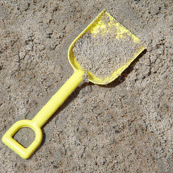 <p>Speelzand wordt, zoals de naam al doet vermoeden, gebruikt om in te spelen. Ideaal voor een zandbak of een speelplantsoen. Het zand heeft de juiste korrelgrootte om goed mee te kunnen bouwen in de zandbak. Het bijzondere van speelzand is, dat dit al gereinigd is en een fijne korrel heeft. U hoeft zich dus geen zorgen te maken of speelzand schadelijke stoffen bevat. Bovendien laat het speelzand zich meestal eenvoudig van de kleding afkloppen. Er ontstaan geen lelijke vlekken. Tip: Bekijk het zand in de zandbak zo nu en dan eens goed. Na enige tijd is het misschien raadzaam om het complete speelzand een keer te vervangen. Maar hoe beter u het speelzand afdekt, hoe schoner het blijft en hoe langer uw kinderen plezier zullen hebben van het zand. Uitkomst biedt hierbij de zandbakken met een deksel, zoals de zandbak Tom. Zo is het speelzand beschermd tegen regen, vallende bladeren en de kat van de buren. Speelzand wordt geleverd per big bag van 1000 liter (1 kuub) of in zakken van 20 kg.</p>