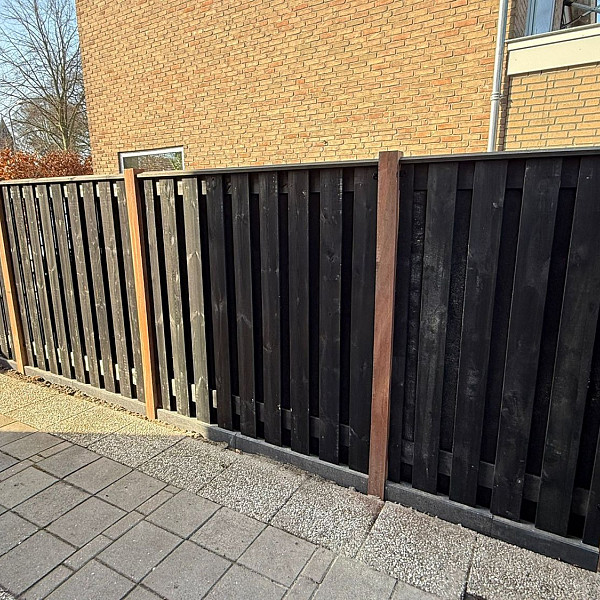 JWOODS Tuinscherm 21-Planks Recht Verticaal 180x180 cm Zwart Gespoten