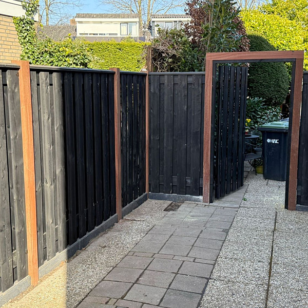 JWOODS Tuinscherm 21-Planks Recht Verticaal 180x180 cm Zwart Gespoten