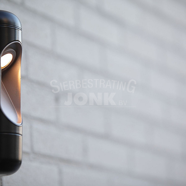 <p>Wandlamp SENTINA geeft een gericht warm wit licht. Voor bij bijvoorbeeld de voor- en achterdeur, schuur of schutting. Met los verkrijgbare 10W transformator (CB-010E) ook geschikt voor aansluiting op het 230V lichtnet.</p>