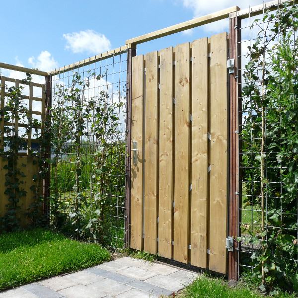 <p><strong>Grenen tuindeuren</strong></p><p>De plankendeuren van Jonk zijn verkrijgbaar met houten en stalen frame. De schermen zijn door middel van een vacuüm- en drukmethode geïmpregneerd waardoor het landuriger beschermd is tegen schimmel en houtrot. De deuren met houten frame bestaan uit planken van 15mm dikte en degenen met stalen frame hebben een houtdikte van 17mm.</p><ul>	<li>exclusief hang en sluitwerk</li></ul>