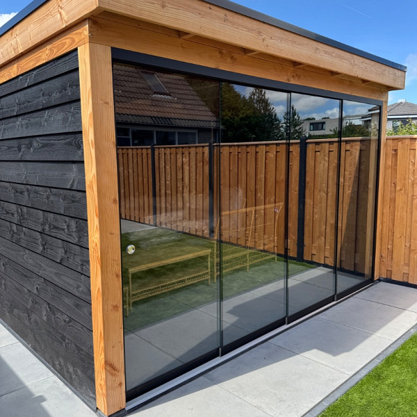 Glazen Schuifwand 377(B)x224(H) cm tbv voorzijde Buitenverblijf 600x300/370 cm met berging 200 cm