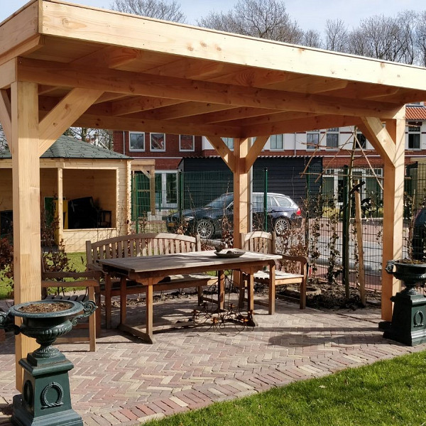 <p><strong>JWOODS Buitenverblijf 400x300 cm, Geschaafd</strong></p><p>Voor een voordelige prijs een prachtige overkapping in je tuin plaatsen? Dat kan met een JWOODS Buitenverblijf, een goedkope terrasoverkapping, samengesteld als ‘doe het zelf bouwpakket’. Het grote voordeel van het JWOODS concept zit hem in de prijs, welke een stuk voordeliger is in vergelijking met een prefab pakket. Uit onze voorraad tuintimmerhout stellen we een bouwpakket samen uit de beste naaldhoutsoorten, zoals Lariks, Douglashout en Redwood. Bij aanschaf wordt je uiteraard voorzien van een duidelijke opbouwinstructie.  </p><p><strong>Doe het zelf bouwpakket</strong></p><p>Het doe het zelf pakket wordt compleet geleverd inclusief dakbedekking, stadsuitloop, bevestigingsmaterialen etc. Wil je exact weten waar het pakket uit bestaat? Scroll dan naar beneden voor de complete materialenlijst. Optioneel kunnen de 12x12x300 cm palen tegen meerprijs worden vervangen voor 15x15x300 cm (bij een fijnbezaagd model) of 14x14x300 cm (bij een geschaafd model).<br />Betonpoeren, daktrimmen, een hemelwater afvoerset, een dakverankeringset en ventilatieroosters zijn optioneel en kunnen besteld worden bij de extra opties.</p><p><strong>Fundering Overkapping</strong></p><p>Voor een solide constructie monteer je de palen op betonpoeren. Rondom de poeren stort je (snel)beton. De getoonde maten zijn de funderingsmaten. Het dak overstek is standaard 30 cm diep en 5 cm in de breedte. Betonpoeren zijn in verschillende uitvoeringen verkrijgbaar. Wij raden de betonpoer de luxe 18x18x50 van harte aan.</p><p><strong>Overkapping van Lariks Douglashout en Redwood</strong></p><p>Een JWOODS Buitenverblijf wordt samengesteld uit Douglashout en Redwood hout.<br /><br />Douglas/Lariks is een prachtig duurzaam materiaal. Het heeft een mooie rood/oranje gevlamde kleur. Binnen het assortiment kan je kiezen uit "geschaafd" of "fijnbezaagd" douglas hout. Geschaafde materialen hebben een zacht en glad oppervlak. De geschaafde materialen zijn zeer maatvast door het drogen van het hout. Door uitdroging van Douglas hout is er wel kans op scheurvorming in palen of planken, dit doet echter niets af aan de kwaliteit van het hout. De fijnbezaagde materialen zijn wat ruwer aan oppervlak en de kopkanten kunnen wat splinterig zijn. Fijnbezaagd hout word vers gezaagd en kan na indrogen wat minder maatvast zijn. Ook kan er op fijnbezaagd materiaal schimmelvorming ontstaan.</p><p>JWOODS RedWood is een PEFC/FSC gekeurd, geïmpregneerd naaldhoutproduct met een warme, roodroze uitstraling. RedWood heeft dezelfde warme, authentieke uitstraling als douglashout én het behoudt lang zijn kleur. Het is daarmee een prachtig alternatief voor Douglashout.</p><p><strong>Dakbedekking</strong></p><p>Een JWOODS Buitenverblijf wordt geleverd <strong>inclusief</strong> dakbedekking voor het platte dak. Het EPDM rubberfolie wordt compleet op maat aangeleverd met EPDM lijm. Voor de afvoer van het hemelwater wordt een vierkante stadsuitloop meegeleverd.</p><p>Voor de afwerking van de dakranden en het EPDM zijn optioneel daktrimmen te bestellen.</p><p><strong>Onderhoud Overkapping</strong></p><p>Een JWOODS Buitenverblijf behoeft weinig onderhoud. Echter raden wij aan om het hout te behandelen met de producten van Hermadix. Voordelen:</p><ul>	<li>​​​​​​​Verlengt de levensduur van het hout</li>	<li>Beschermt het hout tegen krimpen, zwellen, kromtrekken en scheuren door uitdroging en vocht</li>	<li>Behoudt de mooie kleur en gaat het natuurlijke vergrijzingsproces tegen</li>	<li>Beschermt u het hout tegen UV-straling, vocht, schimmels en houtrot</li></ul><p>Zit jouw ideale terrasoverkapping niet bij de collectie? Neem gerust contact op, we helpen je graag verder.</p><p>Voor een voordelige prijs een prachtige overkapping in je tuin plaatsen? Dat kan met een JWOODS Buitenverblijf, een goedkope terrasoverkapping, samengesteld als ‘doe het zelf bouwpakket’. Het grote voordeel van het JWOODS concept zit hem in de prijs, welke een stuk voordeliger is in vergelijking met een prefab pakket. Uit onze voorraad tuintimmerhout stellen we een bouwpakket samen uit de beste naaldhoutsoorten, zoals Lariks, Douglashout en Redwood. Bij aanschaf wordt je uiteraard voorzien van een duidelijke opbouwinstructie.  </p><p><strong>Doe het zelf bouwpakket</strong></p><p>Het doe het zelf pakket wordt compleet geleverd inclusief dakbedekking, stadsuitloop, bevestigingsmaterialen etc. Wil je exact weten waar het pakket uit bestaat? Scroll dan naar beneden voor de complete materialenlijst. Optioneel kunnen de 12x12x300 cm palen tegen meerprijs worden vervangen voor 15x15x300 cm (bij een fijnbezaagd model) of 14x14x300 cm (bij een geschaafd model).<br />Betonpoeren, daktrimmen, een hemelwater afvoerset, een dakverankeringset en ventilatieroosters zijn optioneel en kunnen besteld worden bij de extra opties.</p><p><strong>Fundering Overkapping</strong></p><p>Voor een solide constructie monteer je de palen op betonpoeren. Rondom de poeren stort je (snel)beton. De getoonde maten zijn de funderingsmaten. Het dak overstek is standaard 30 cm diep en 5 cm in de breedte. Betonpoeren zijn in verschillende uitvoeringen verkrijgbaar. Wij raden de betonpoer de luxe 18x18x50 van harte aan.</p><p><strong>Overkapping van Lariks Douglashout en Redwood</strong></p><p>Een JWOODS Buitenverblijf wordt samengesteld uit Douglashout en Redwood hout.<br /><br />Douglas/Lariks is een prachtig duurzaam materiaal. Het heeft een mooie rood/oranje gevlamde kleur. Binnen het assortiment kan je kiezen uit "geschaafd" of "fijnbezaagd" douglas hout. Geschaafde materialen hebben een zacht en glad oppervlak. De geschaafde materialen zijn zeer maatvast door het drogen van het hout. Door uitdroging van Douglas hout is er wel kans op scheurvorming in palen of planken, dit doet echter niets af aan de kwaliteit van het hout. De fijnbezaagde materialen zijn wat ruwer aan oppervlak en de kopkanten kunnen wat splinterig zijn. Fijnbezaagd hout word vers gezaagd en kan na indrogen wat minder maatvast zijn. Ook kan er op fijnbezaagd materiaal schimmelvorming ontstaan.</p><p>JWOODS RedWood is een PEFC/FSC gekeurd, geïmpregneerd naaldhoutproduct met een warme, roodroze uitstraling. RedWood heeft dezelfde warme, authentieke uitstraling als douglashout én het behoudt lang zijn kleur. Het is daarmee een prachtig alternatief voor Douglashout.</p><p><strong>Dakbedekking</strong></p><p>Een JWOODS Buitenverblijf wordt geleverd <strong>inclusief</strong> dakbedekking voor het platte dak. Het EPDM rubberfolie wordt compleet op maat aangeleverd met EPDM lijm. Voor de afvoer van het hemelwater wordt een vierkante stadsuitloop meegeleverd.</p><p>Voor de afwerking van de dakranden en het EPDM zijn optioneel daktrimmen te bestellen.</p><p><strong>Onderhoud Overkapping</strong></p><p>Een JWOODS Buitenverblijf behoeft weinig onderhoud. Echter raden wij aan om het hout te behandelen met de producten van Hermadix. Voordelen:</p><ul>	<li>​​​​​​​Verlengt de levensduur van het hout</li>	<li>Beschermt het hout tegen krimpen, zwellen, kromtrekken en scheuren door uitdroging en vocht</li>	<li>Behoudt de mooie kleur en gaat het natuurlijke vergrijzingsproces tegen</li>	<li>Beschermt u het hout tegen UV-straling, vocht, schimmels en houtrot</li></ul><p>Zit jouw ideale terrasoverkapping niet bij de collectie? Neem gerust contact op, we helpen je graag verder.</p>