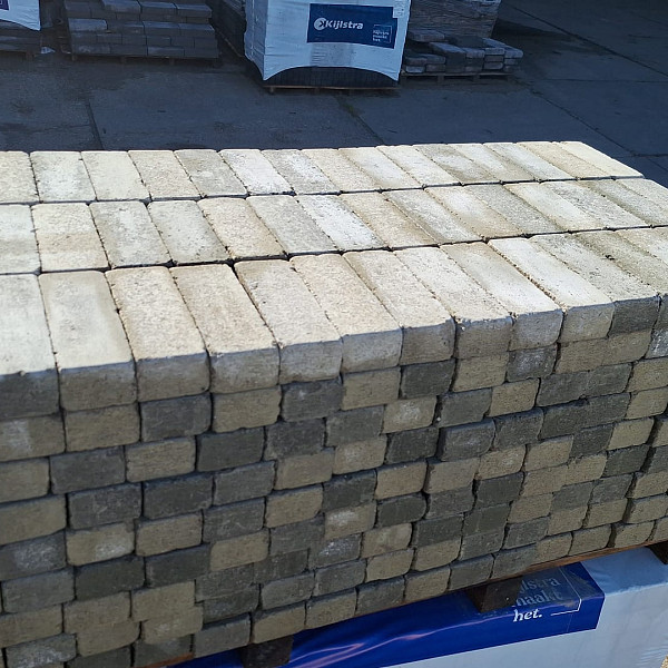 Restpartij Schagen: 4,3m2 Stonique trommel waalformaat 7 cm oud heeg