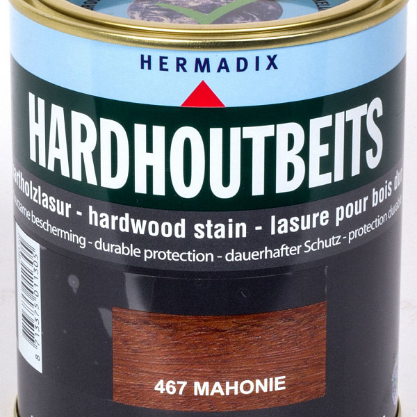 <p>Hermadix Hardhoutbeits is speciaal ontwikkeld voor alle hardhouten objecten in uw tuin zoals: schuttingen, pergola’s, bloembakken en tuinmeubelen. Hardhoutbeits geeft een natuurlijke zijdeglans uitstraling. Hardhoutbeits voorkomt vervuiling en vergrijzing waardoor het hardhout de mooie uitstraling behoudt die het verdient. De houtnerf blijft zichtbaar en in tegenstelling tot oliën is niet ieder jaar onderhoud nodig. Een Environment o.k. product, dus duurzame bescherming, makkelijk verwerkbaar, geen nare verflucht en snel droog.</p>