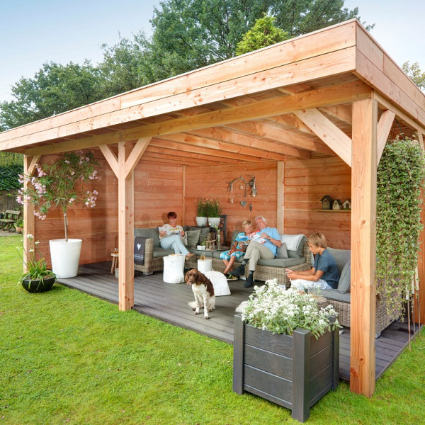 <p><strong>JWOODS Buitenverblijf 500x300cm, Fijnbezaagd</strong></p><p>Voor een voordelige prijs een prachtige overkapping in je tuin plaatsen? Dat kan met een JWOODS Buitenverblijf, een goedkope terrasoverkapping, samengesteld als ‘doe het zelf bouwpakket’. Het grote voordeel van het JWOODS concept zit hem in de prijs, welke een stuk voordeliger is in vergelijking met een prefab pakket. Uit onze voorraad tuintimmerhout stellen we een bouwpakket samen uit de beste naaldhoutsoorten, zoals Lariks, Douglashout en Redwood. Bij aanschaf wordt je uiteraard voorzien van een duidelijke opbouwinstructie.  </p><p><strong>Doe het zelf bouwpakket</strong></p><p>Het doe het zelf pakket wordt compleet geleverd inclusief dakbedekking, stadsuitloop, bevestigingsmaterialen etc. Wil je exact weten waar het pakket uit bestaat? Scroll dan naar beneden voor de complete materialenlijst. Optioneel kunnen de 12x12x300 cm palen tegen meerprijs worden vervangen voor 15x15x300 cm (bij een fijnbezaagd model) of 14x14x300 cm (bij een geschaafd model).<br />Betonpoeren, daktrimmen, een hemelwater afvoerset, een dakverankeringset en ventilatieroosters zijn optioneel en kunnen besteld worden bij de extra opties.</p><p><strong>Fundering Overkapping</strong></p><p>Voor een solide constructie monteer je de palen op betonpoeren. Rondom de poeren stort je (snel)beton. De getoonde maten zijn de funderingsmaten. Het dak overstek is standaard 30 cm diep en 5 cm in de breedte. Betonpoeren zijn in verschillende uitvoeringen verkrijgbaar. Wij raden de betonpoer de luxe 18x18x50 van harte aan.</p><p><strong>Overkapping van Lariks Douglashout en Redwood</strong></p><p>Een JWOODS Buitenverblijf wordt samengesteld uit Douglashout en Redwood hout.<br /><br />Douglas/Lariks is een prachtig duurzaam materiaal. Het heeft een mooie rood/oranje gevlamde kleur. Binnen het assortiment kan je kiezen uit "geschaafd" of "fijnbezaagd" douglas hout. Geschaafde materialen hebben een zacht en glad oppervlak. De geschaafde materialen zijn zeer maatvast door het drogen van het hout. Door uitdroging van Douglas hout is er wel kans op scheurvorming in palen of planken, dit doet echter niets af aan de kwaliteit van het hout. De fijnbezaagde materialen zijn wat ruwer aan oppervlak en de kopkanten kunnen wat splinterig zijn. Fijnbezaagd hout word vers gezaagd en kan na indrogen wat minder maatvast zijn. Ook kan er op fijnbezaagd materiaal schimmelvorming ontstaan.</p><p>JWOODS RedWood is een PEFC/FSC gekeurd, geïmpregneerd naaldhoutproduct met een warme, roodroze uitstraling. RedWood heeft dezelfde warme, authentieke uitstraling als douglashout én het behoudt lang zijn kleur. Het is daarmee een prachtig alternatief voor Douglashout.</p><p><strong>Dakbedekking</strong></p><p>Een JWOODS Buitenverblijf wordt geleverd <strong>inclusief</strong> dakbedekking voor het platte dak. Het EPDM rubberfolie wordt compleet op maat aangeleverd met EPDM lijm. Voor de afvoer van het hemelwater wordt een vierkante stadsuitloop meegeleverd.</p><p>Voor de afwerking van de dakranden en het EPDM zijn optioneel daktrimmen te bestellen.</p><p><strong>Onderhoud Overkapping</strong></p><p>Een JWOODS Buitenverblijf behoeft weinig onderhoud. Echter raden wij aan om het hout te behandelen met de producten van Hermadix. Voordelen:</p><ul>	<li>​​​​​​​Verlengt de levensduur van het hout</li>	<li>Beschermt het hout tegen krimpen, zwellen, kromtrekken en scheuren door uitdroging en vocht</li>	<li>Behoudt de mooie kleur en gaat het natuurlijke vergrijzingsproces tegen</li>	<li>Beschermt u het hout tegen UV-straling, vocht, schimmels en houtrot</li></ul><p>Zit jouw ideale terrasoverkapping niet bij de collectie? Neem gerust contact op, we helpen je graag verder.</p>