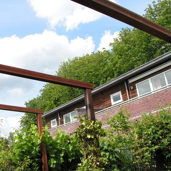 <p><strong>Hardhouten palen</strong></p><p>Hardhouten palen zijn voor verschillende doeleinden geschikt. Zo worden de geschaafde palen gebruikt voor het plaatsen van een schutting, pergola etc. en de fijnbezaagde voor het maken van een vlonder, schoeiing, damwand etc. Voor het plaatsen van de palen in de grond dient gebruikt te worden gemaakt van een grondboor. De diepte is daarbij afhankelijk van de hardheid van de bodem. Wij adviseren om bij rechtschermen van 180x180 cm palen te gebruiken van 300 cm, voor toogschermen van 170/180x180 cm palen van 275 cm. De hardhouten geschaafde palen zijn verkrijgbaar in 6,5x6,5 cm en 8,5x8,5 cm in lengtes van 200 cm, 275 cm, 300 cm en 400 cm (indien voorradig). De hardhouten fijnbezaagde ruwe palen zijn verkrijgbaar in 6,0x6,0 cm in lengtes van 275 cm en 300 cm. Tevens is de fijnbezaagde paal leverbaar in het formaat 4x4x100 cm en 4x4x150 cm.</p>