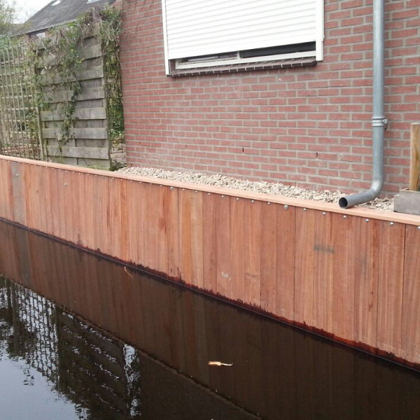 <h2><strong>Hardhouten damwand</strong></h2><h3>Hardhouten damwanddelen worden toegepast bij niveauverschillen in de tuin of als damwand bij slootjes of vijvers. Let bij toepassing in contact met water wel goed op het “werken” van het hout. De delen kunnen zowel horizontaal als vertikaal geplaatst worden. Als afdekregel gebruikt u een hardhouten anti-slip plank. Lengtes zijn afhankelijk van de voorraad.</h3>