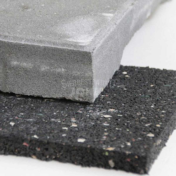 <p><strong>Rubber tegeldragers worden geproduceerd uit gerecycled rubbergranulaat en zijn verkrijgbaar in 1 cm dik en 2 cm dik.</strong></p><p>Rubber tegeldragers voorkomen beschadigingen aan daken en zorgen ervoor dat er afwatering mogelijk is onder de tegels welke op het dak of op een betonvloer worden geplaatst. Tevens kunnen oneffenheden op het dak worden weggenomen, omdat er verschillende diktes leverbaar zijn. Rubber tegeldragers worden toegepast onder betontegels, natuursteen en hout, daarnaast bij vlonderplanken van hout, kunststof en houtcomposiet.</p>